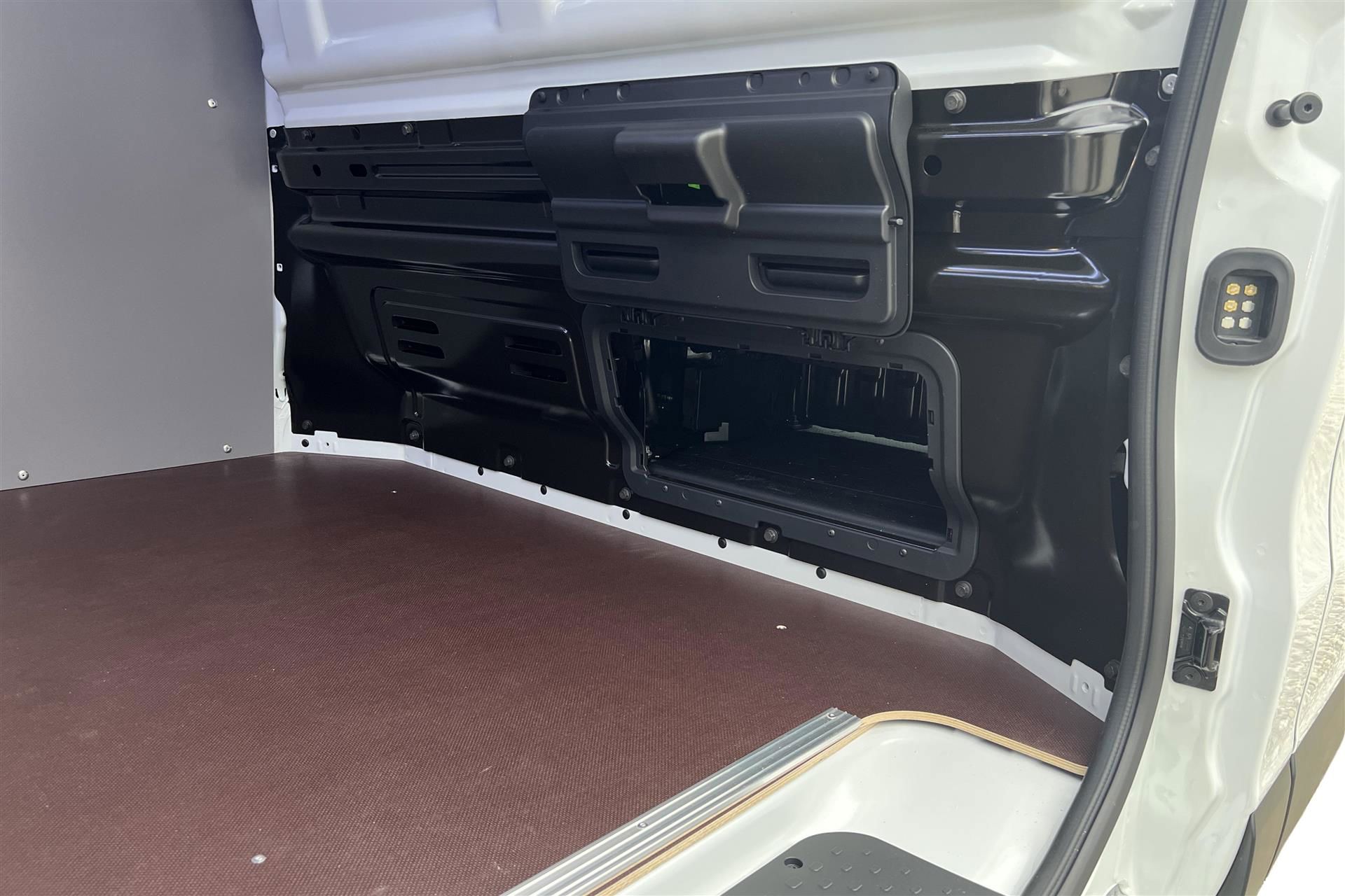 Billede af Nissan Primastar L2H1 2,0 DCi Tekna 150HK Van 6g Aut.