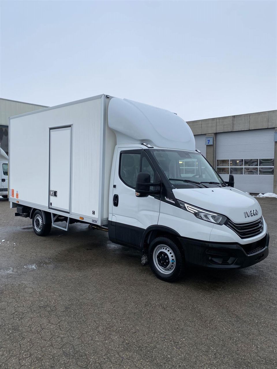 Billede af Iveco Daily 35S18 4100mm 3,0 D m/Alukasse med lift 180HK Ladv./Chas. 8g Aut.