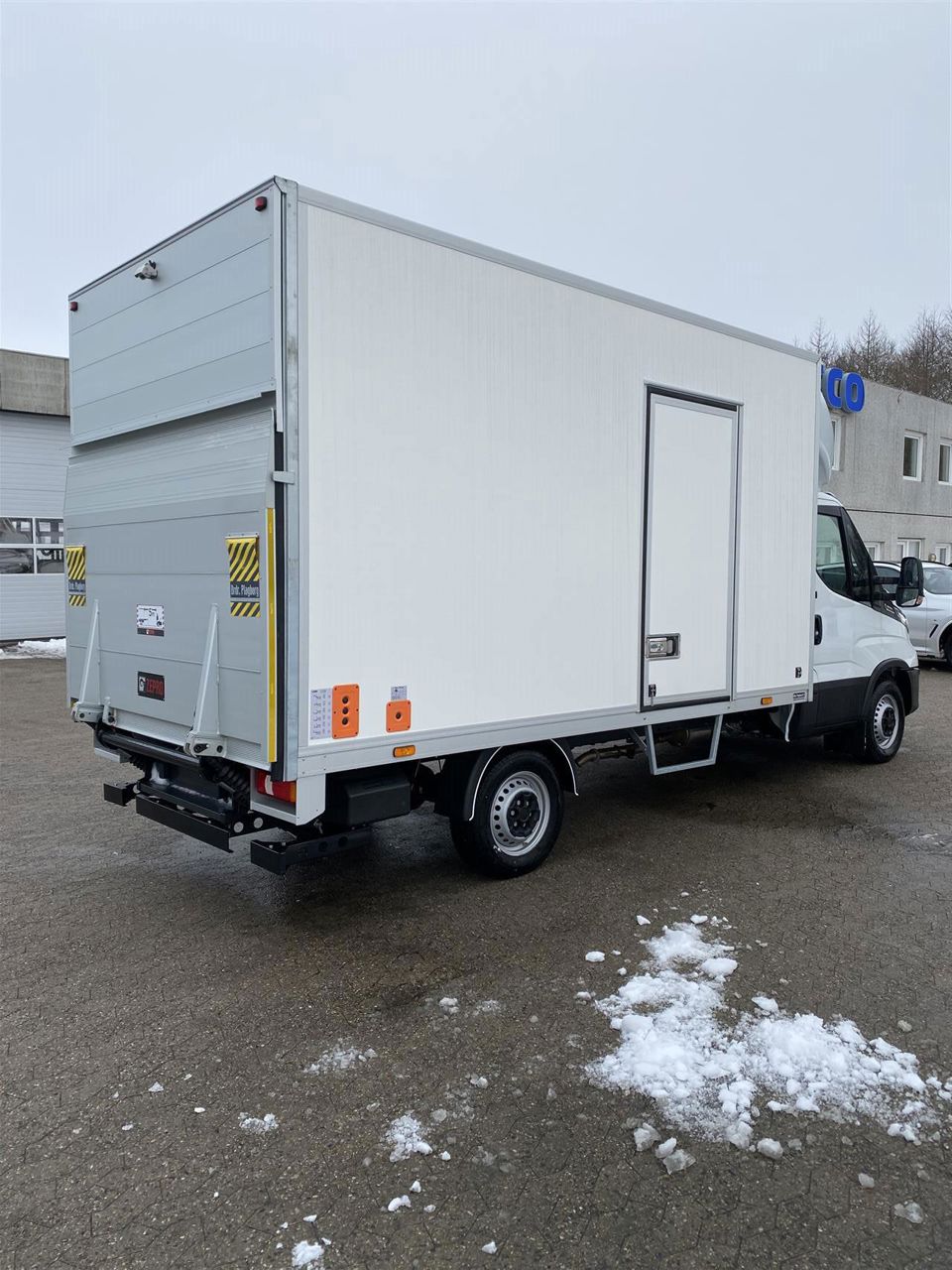 Billede af Iveco Daily 35S18 4100mm 3,0 D m/Alukasse med lift 180HK Ladv./Chas. 8g Aut.