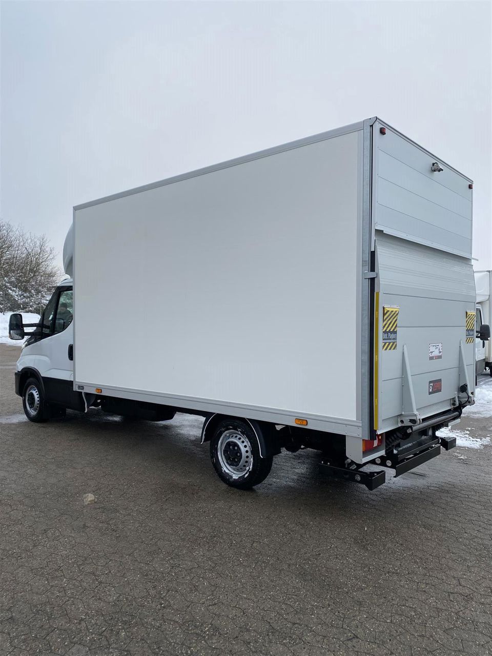 Billede af Iveco Daily 35S18 4100mm 3,0 D m/Alukasse med lift 180HK Ladv./Chas. 8g Aut.