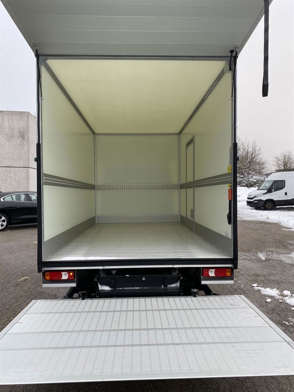 Billede af Iveco Daily 35S18 4100mm 3,0 D m/Alukasse med lift 180HK Ladv./Chas. 8g Aut.