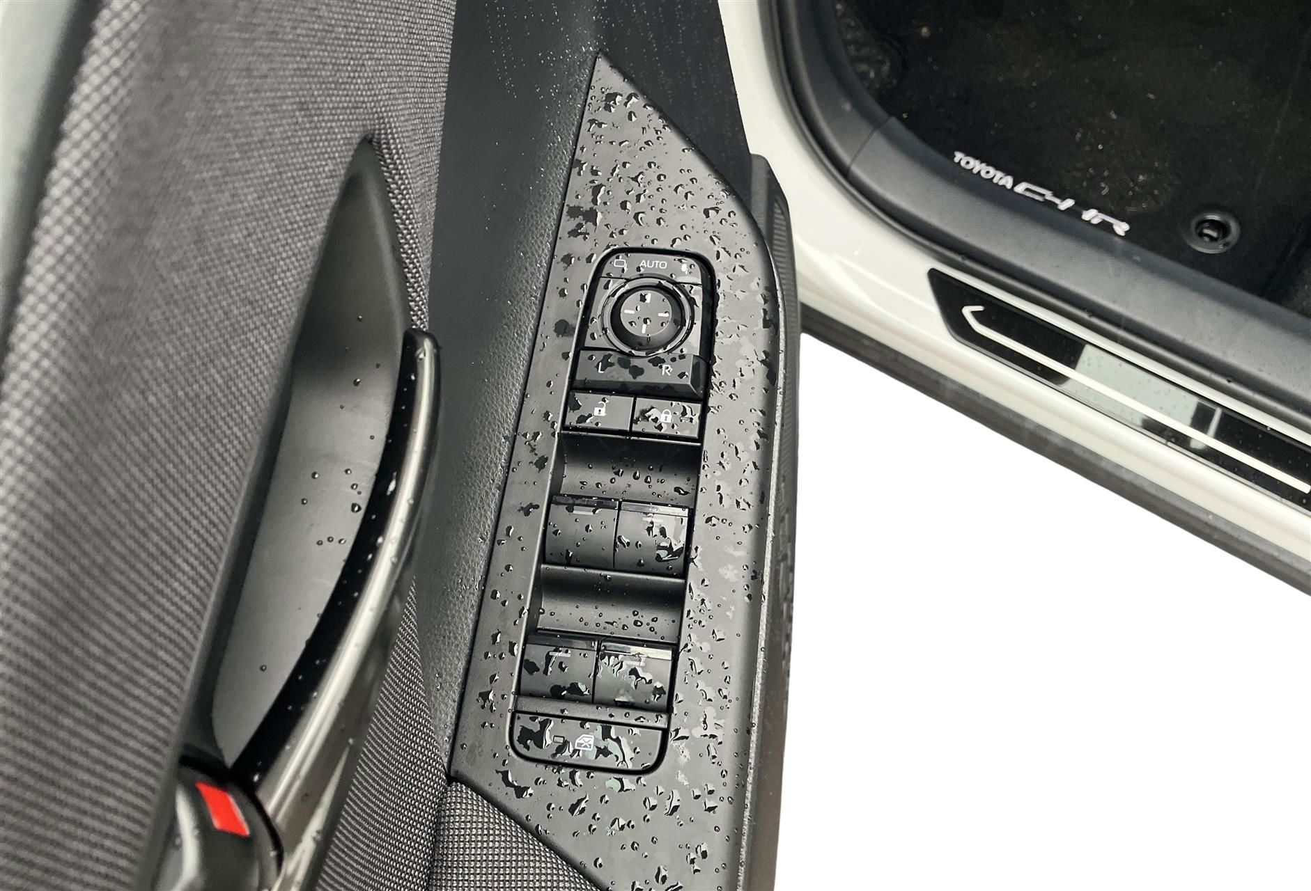 Billede af Toyota C-HR 1,8 Hybrid Style Smart Bi-tone Multidrive S 140HK 5d 6g