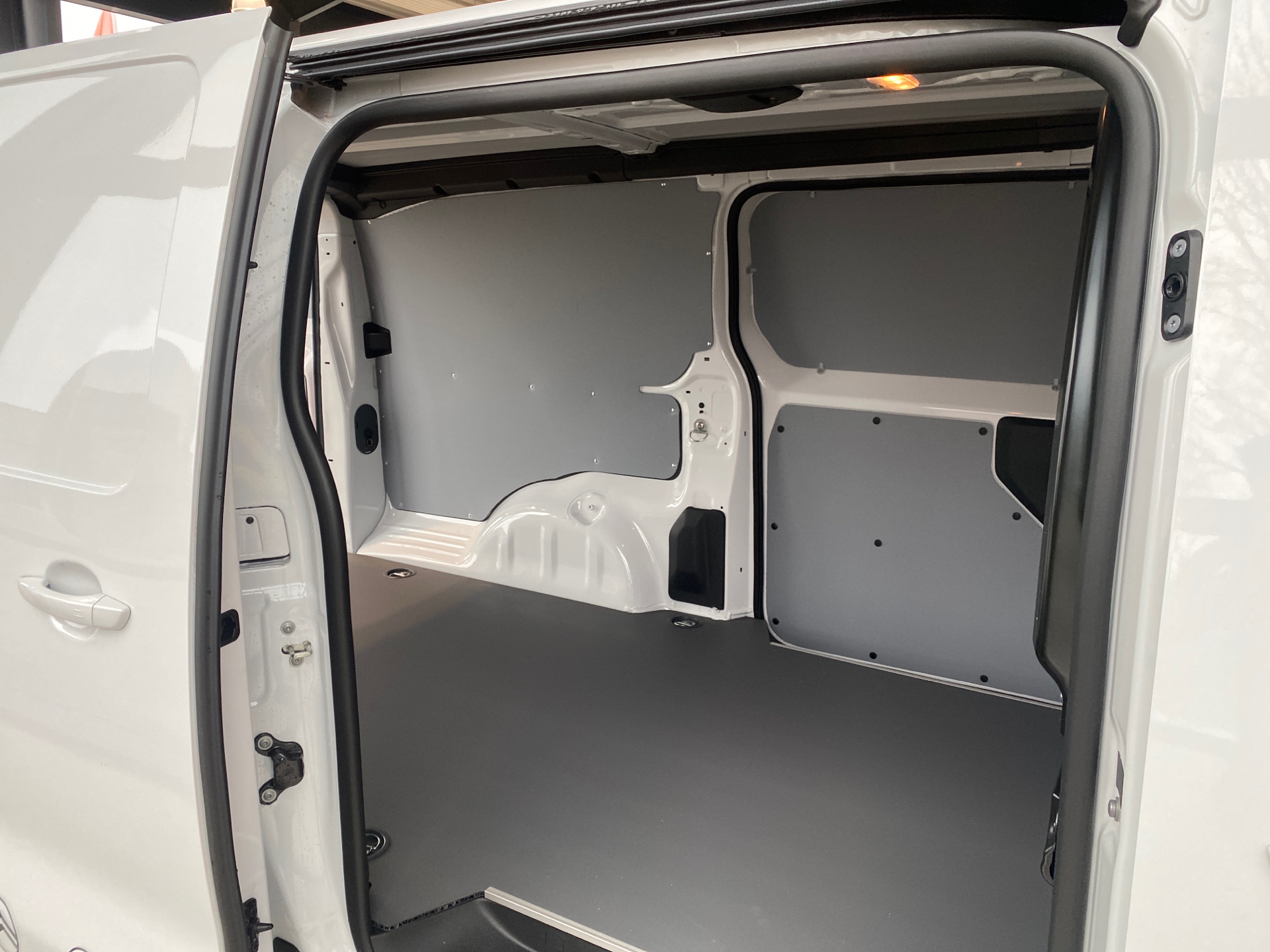 Billede af Opel Vivaro-e L3V1 EL Enjoy+ 136HK Van Trinl. Gear