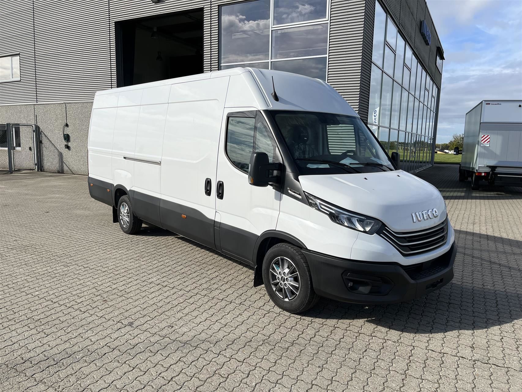 Billede af Iveco Daily 35S18 16m3 3,0 D 180HK Van 8g Aut.