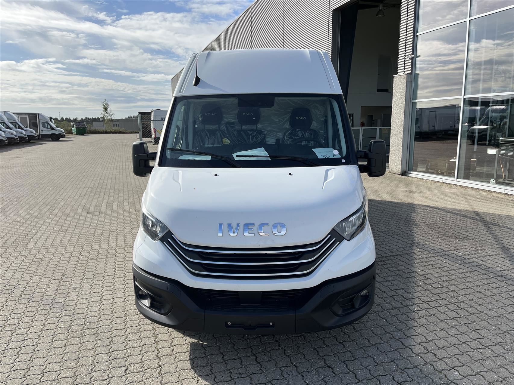 Billede af Iveco Daily 35S18 16m3 3,0 D 180HK Van 8g Aut.