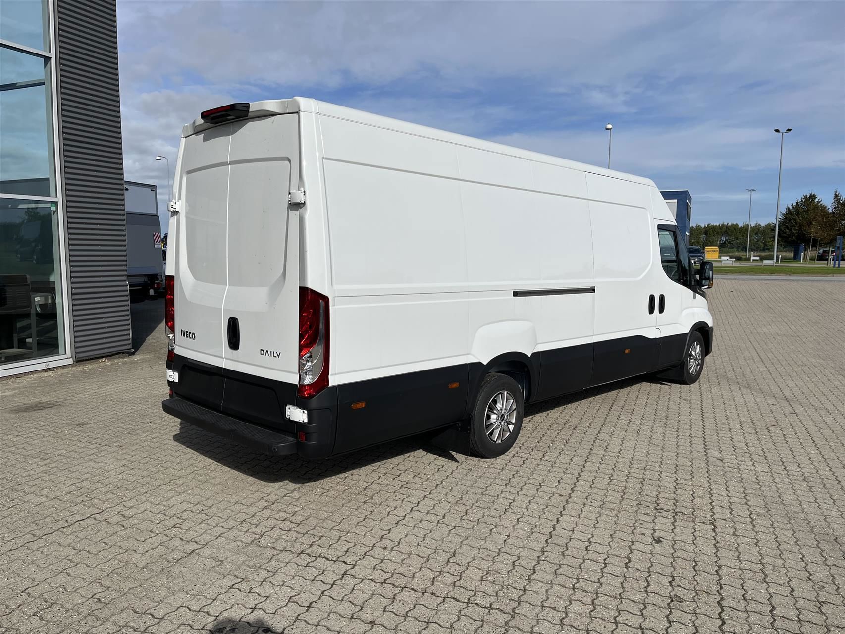 Billede af Iveco Daily 35S18 16m3 3,0 D 180HK Van 8g Aut.