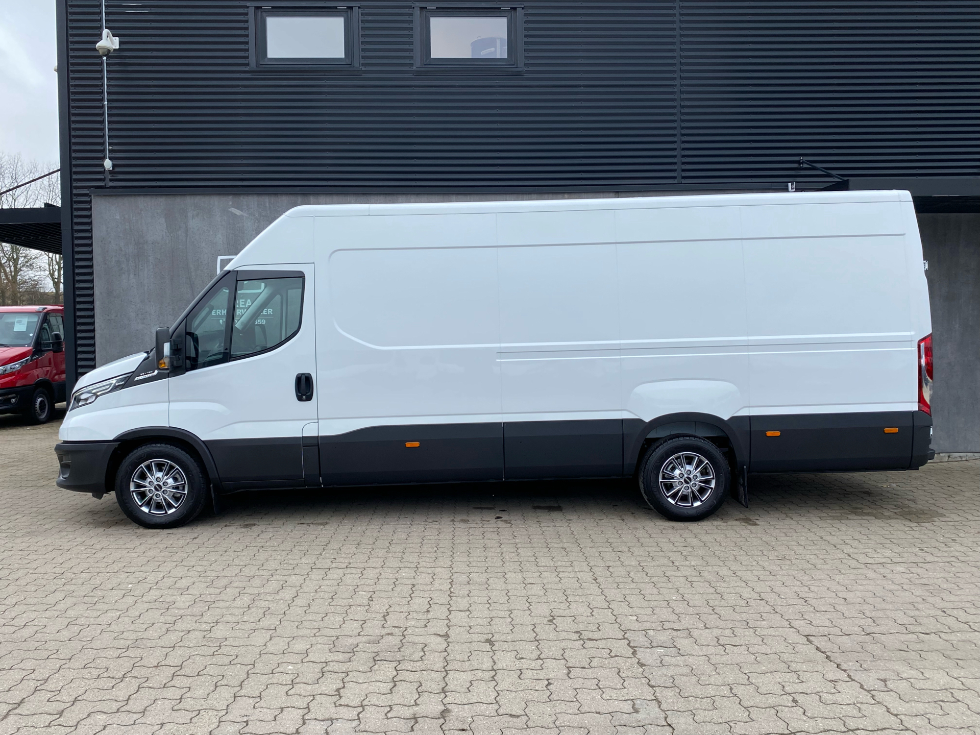 Billede af Iveco Daily 35S18 16m3 3,0 D 180HK Van 8g Aut.