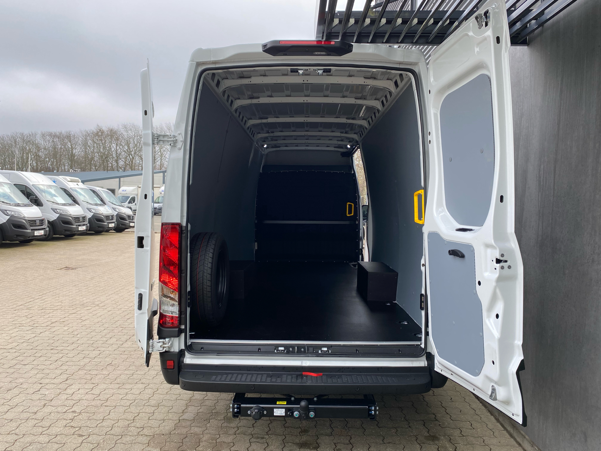 Billede af Iveco Daily 35S18 16m3 3,0 D 180HK Van 8g Aut.