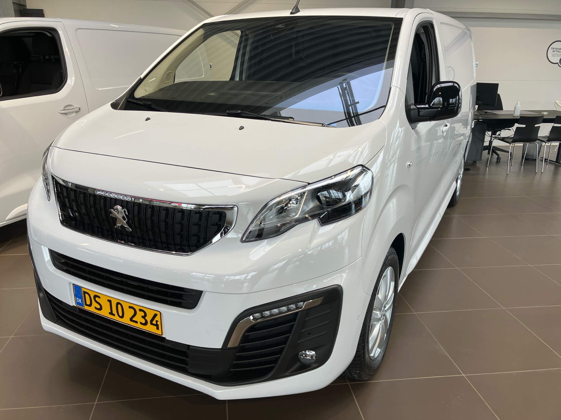 Billede af Peugeot Expert L3 2,0 BlueHDi Ultimate EAT8 177HK Van 8g Aut.