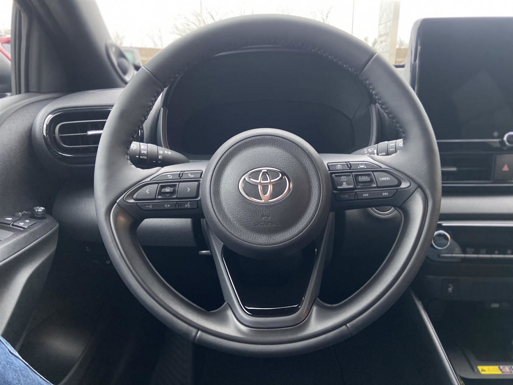 Billede af Toyota Yaris 1,5 Hybrid Executive Technology Plus 130HK 5d Trinl. Gear