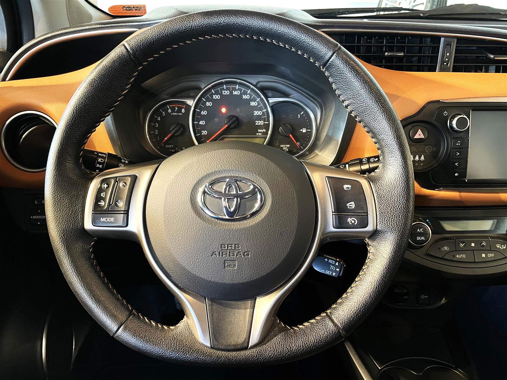 Billede af Toyota Yaris 1,3 VVT-I Lounge Edition 100HK 5d 6g