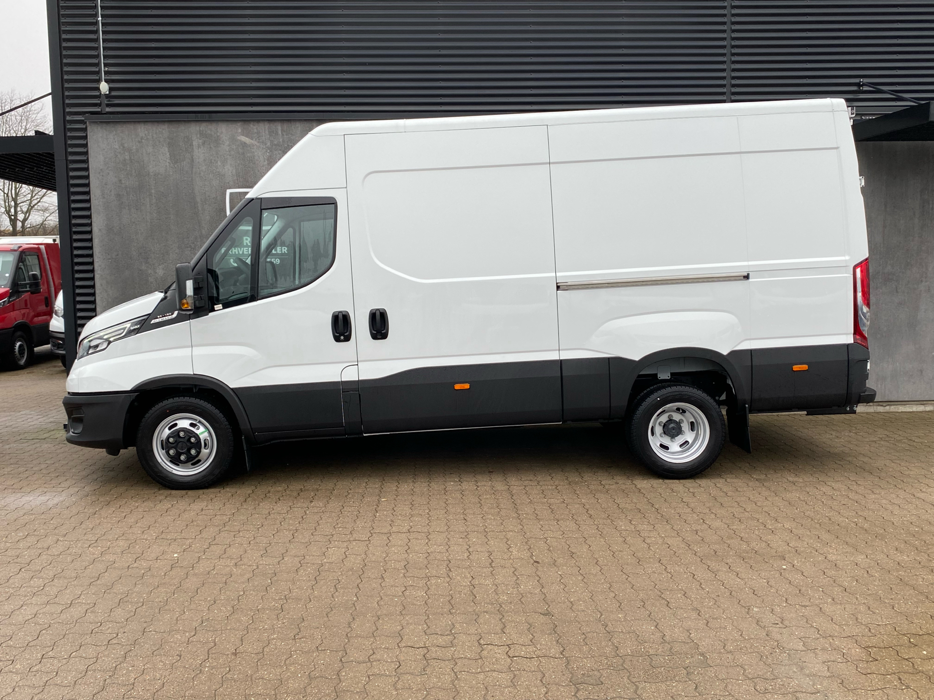 Billede af Iveco Daily 35C18 12m3 3,0 D Hi-Matic 180HK Van 8g Aut.