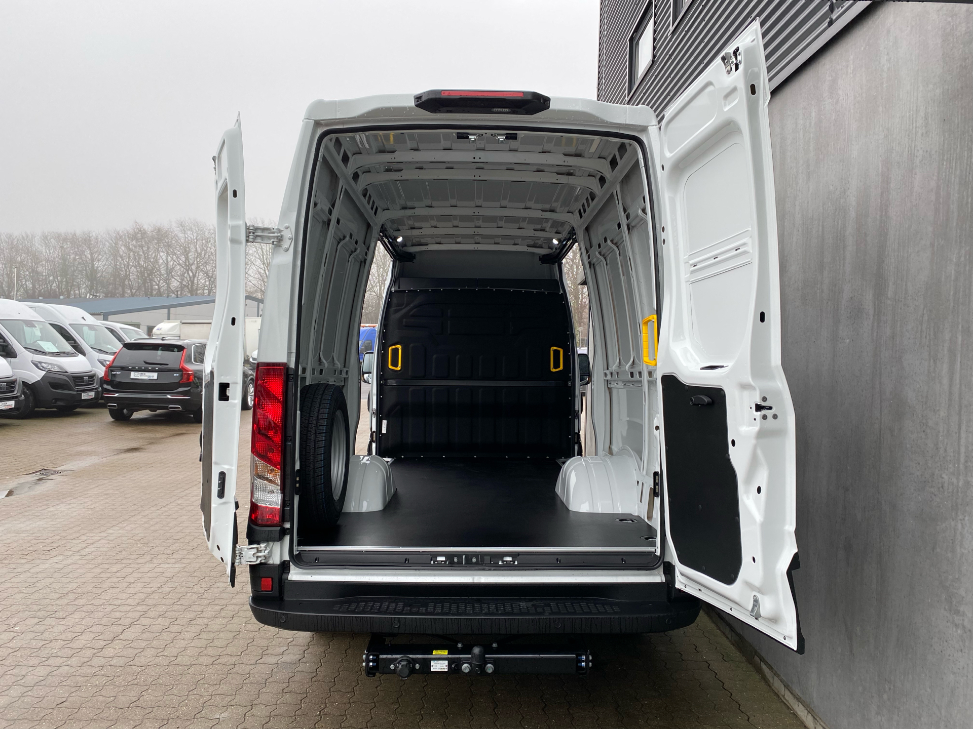 Billede af Iveco Daily 35C18 12m3 3,0 D Hi-Matic 180HK Van 8g Aut.