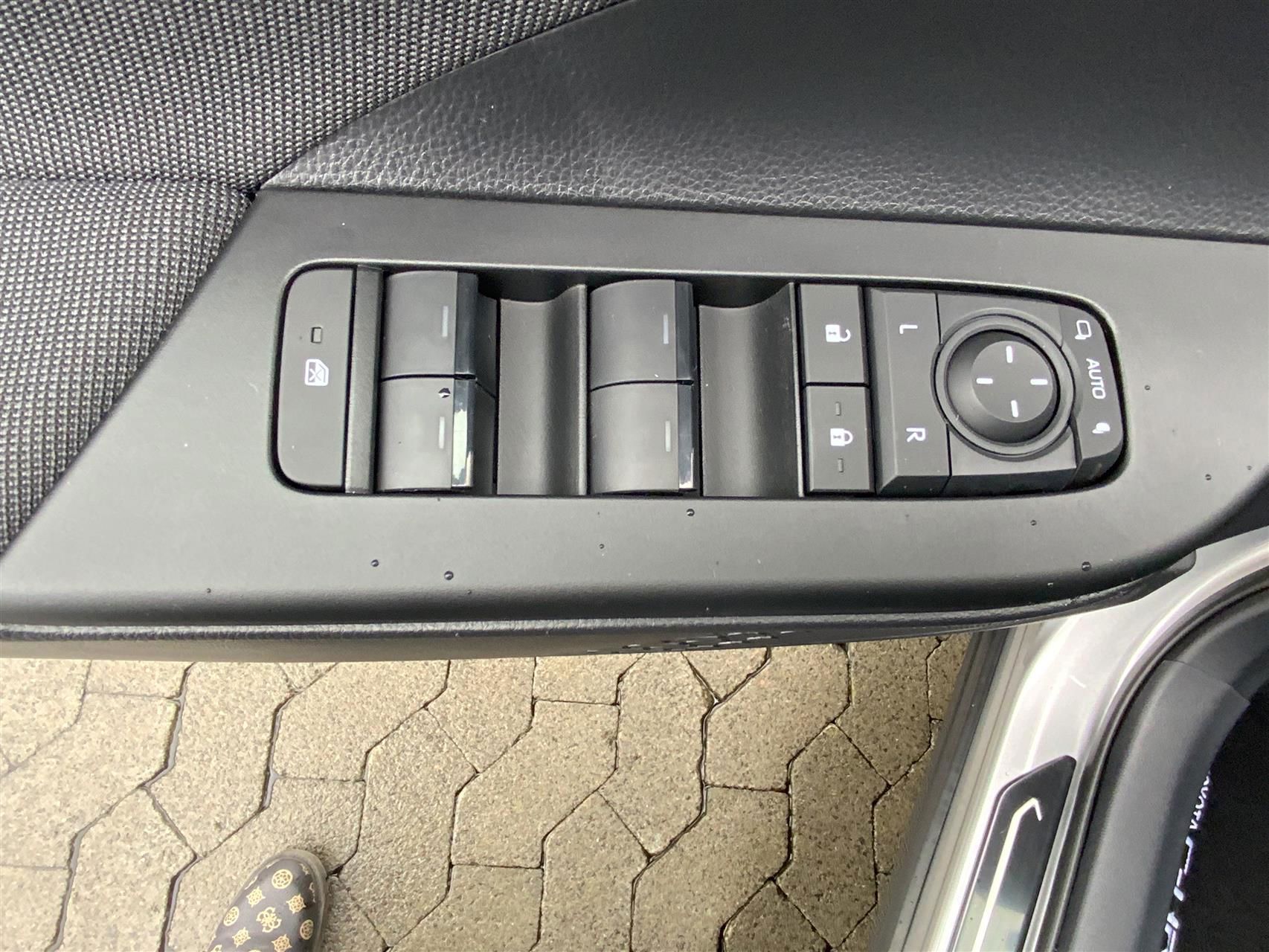 Billede af Toyota C-HR 2,0 Plugin-hybrid Style Smart Bi-tone E-CVT 223HK 5d Trinl. Gear