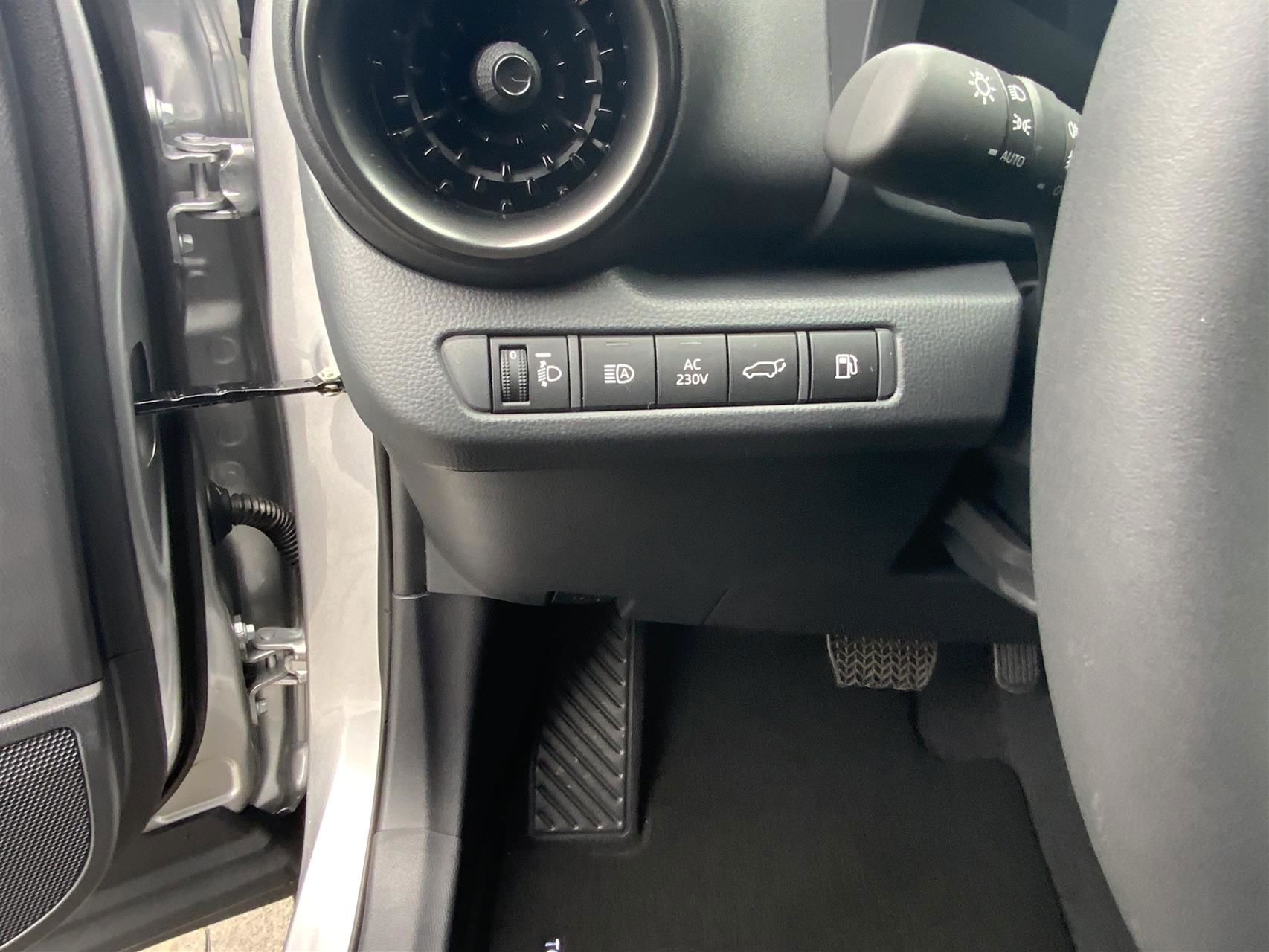 Billede af Toyota C-HR 2,0 Plugin-hybrid Style Smart Bi-tone E-CVT 223HK 5d Trinl. Gear