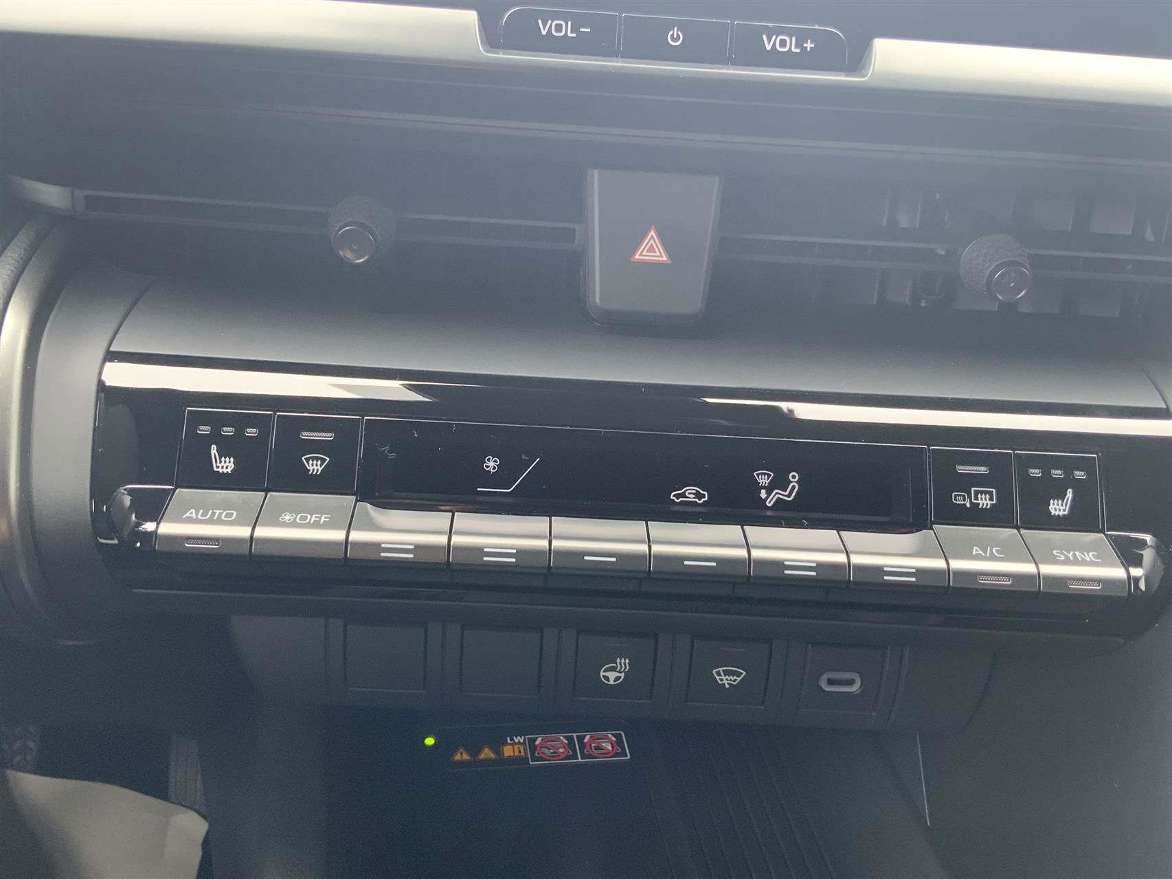 Billede af Toyota C-HR 2,0 Plugin-hybrid Style Smart Bi-tone E-CVT 223HK 5d Trinl. Gear