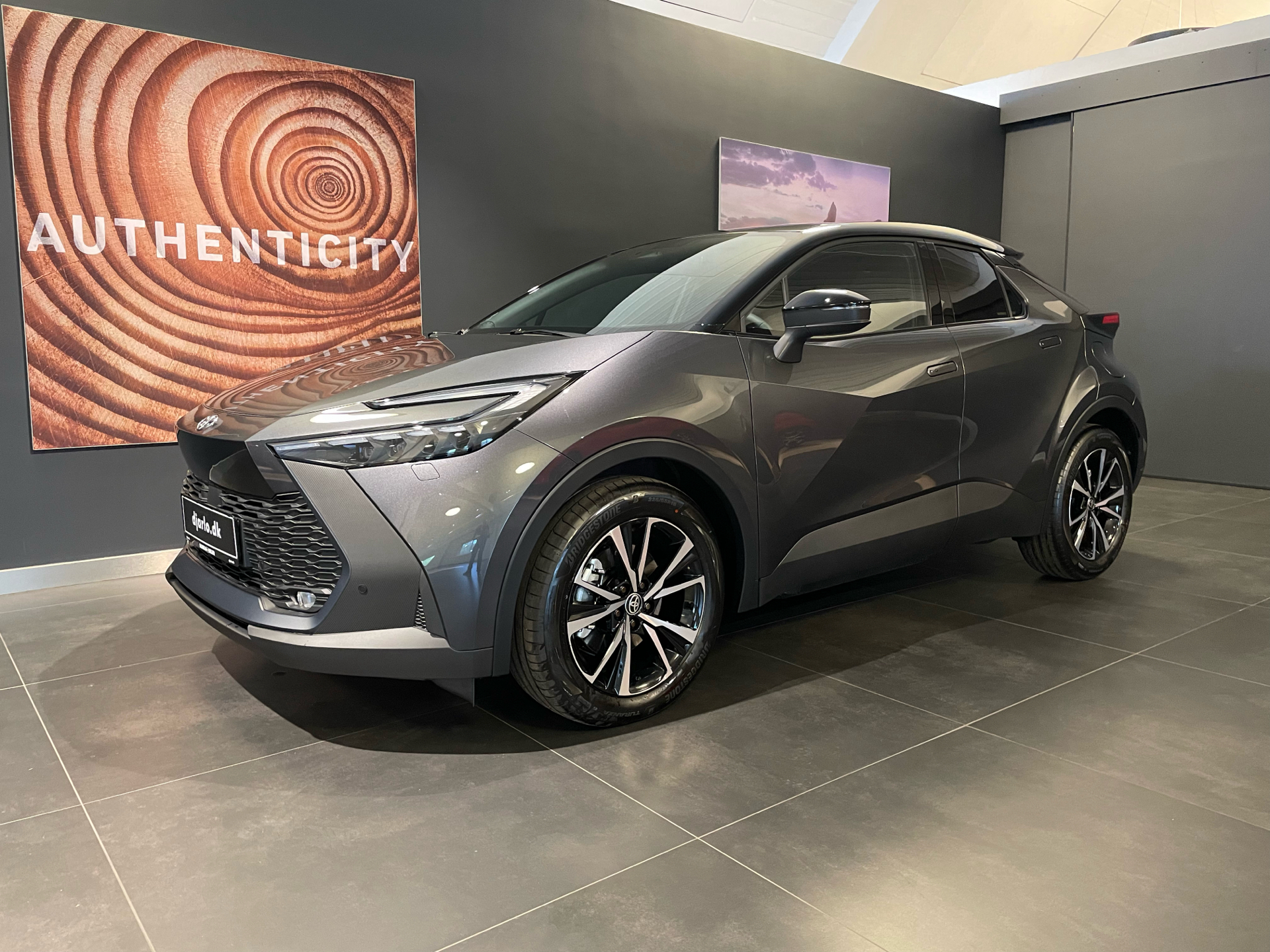 Billede af Toyota C-HR 2,0 Plugin-hybrid Style Smart Bi-tone E-CVT 223HK 5d Trinl. Gear