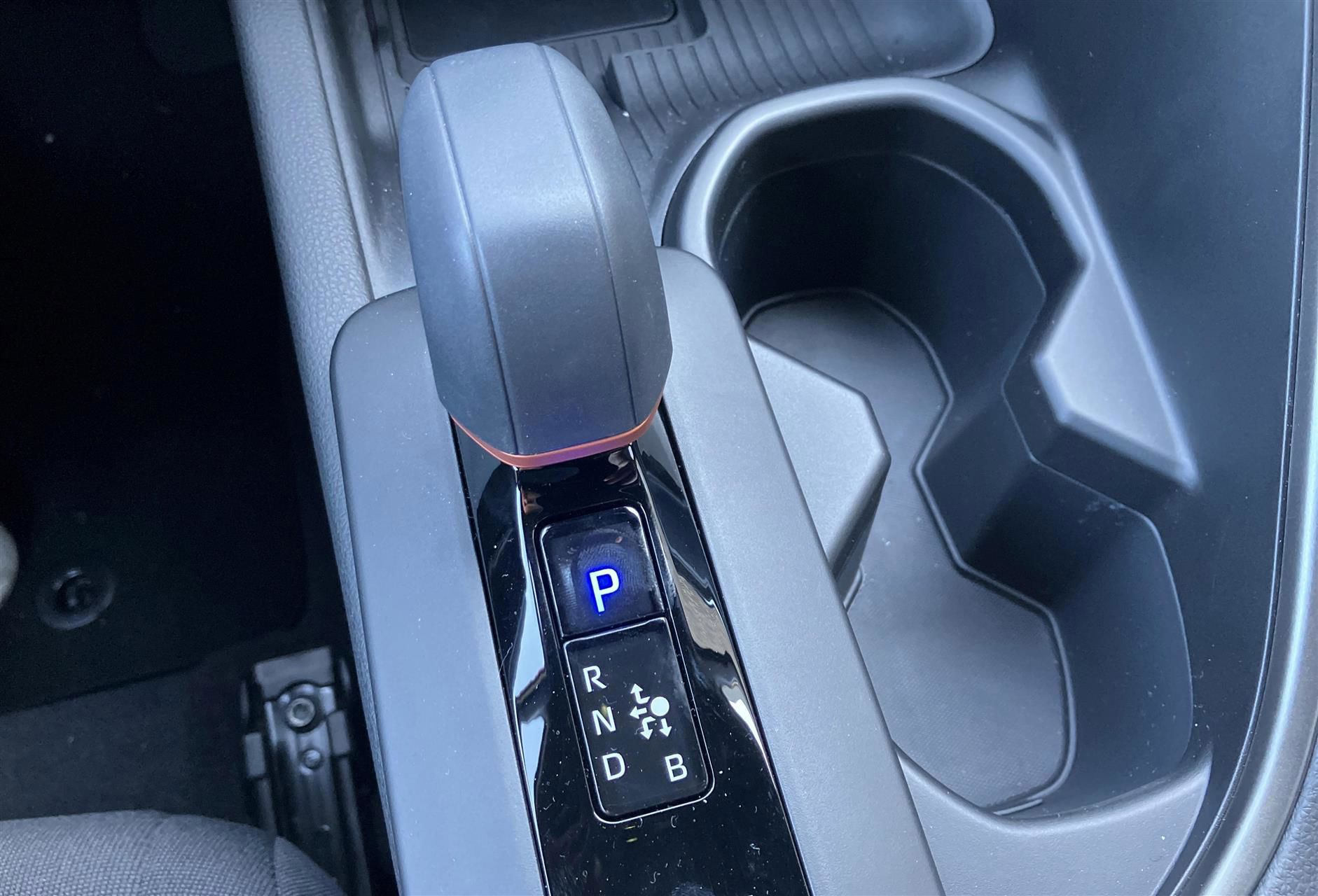 Billede af Toyota C-HR 2,0 Plugin-hybrid Style Smart Bi-tone E-CVT 223HK 5d Trinl. Gear