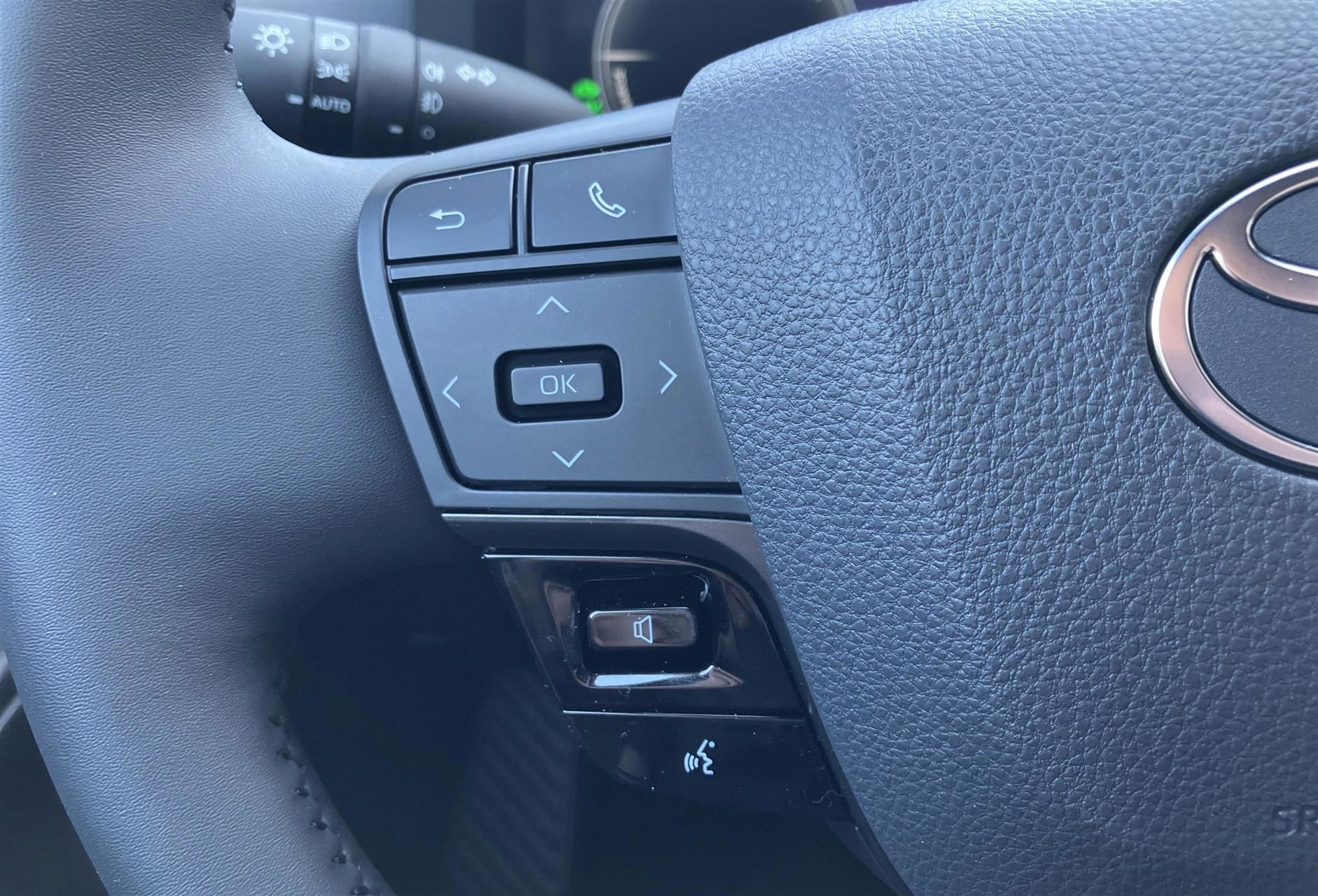 Billede af Toyota C-HR 2,0 Plugin-hybrid Style Smart Bi-tone E-CVT 223HK 5d Trinl. Gear