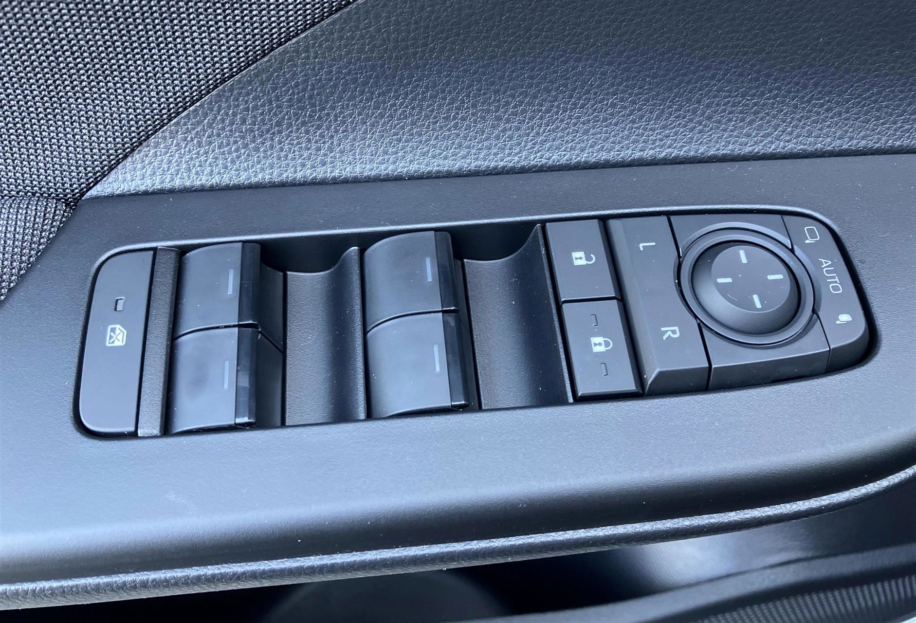 Billede af Toyota C-HR 2,0 Plugin-hybrid Style Smart Bi-tone E-CVT 223HK 5d Trinl. Gear