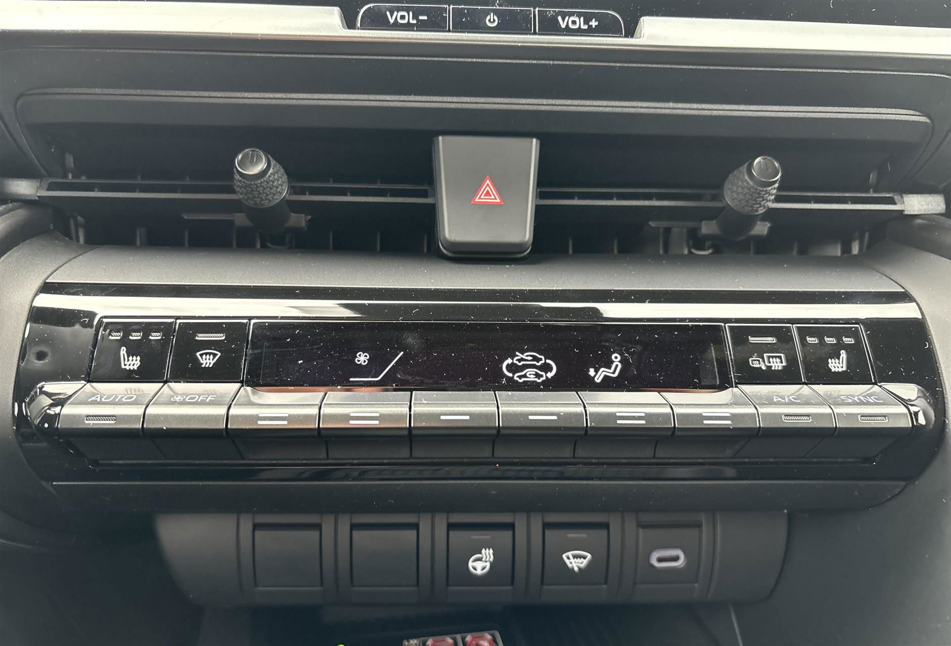 Billede af Toyota C-HR 2,0 Plugin-hybrid Style Smart Bi-tone E-CVT 223HK 5d Trinl. Gear