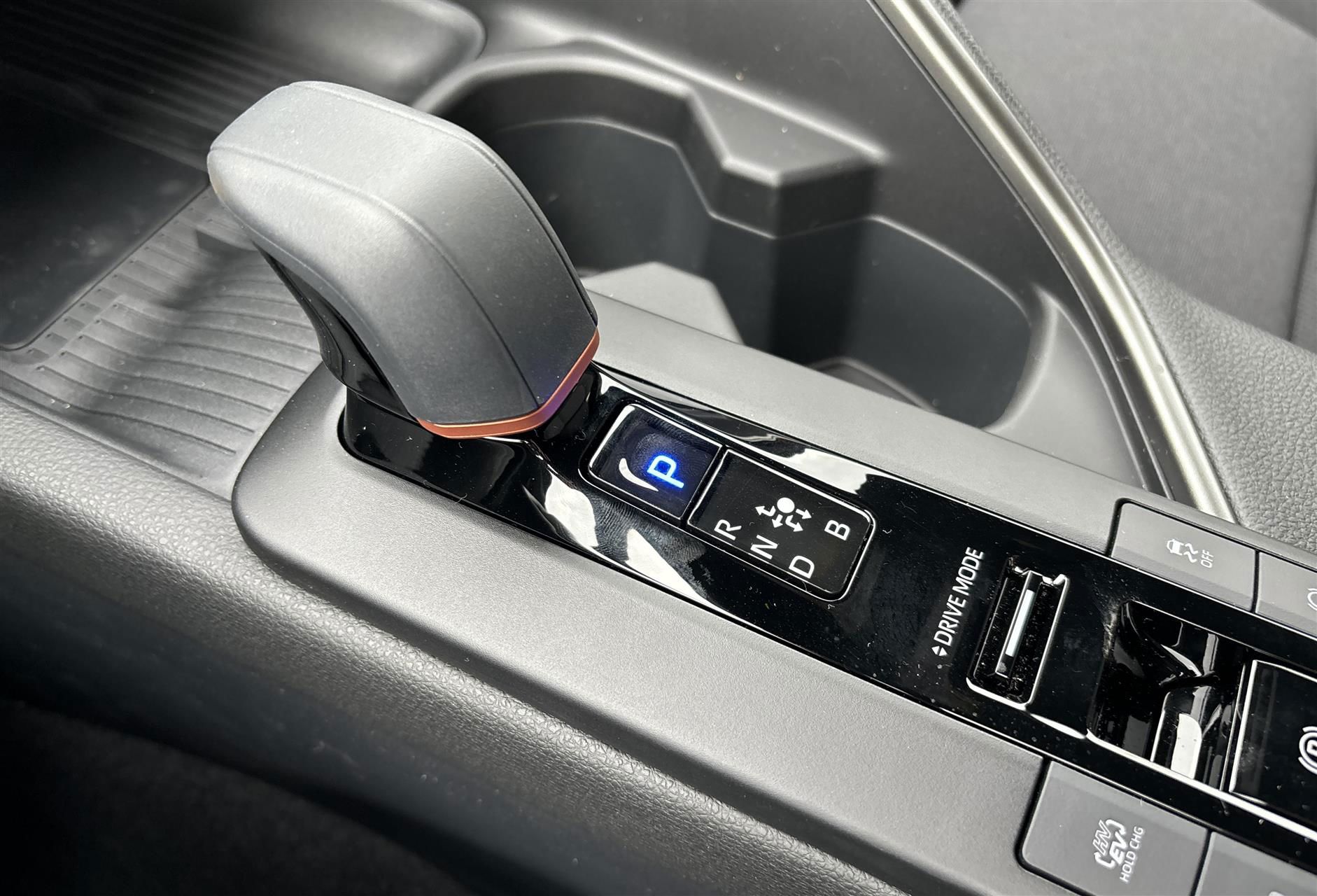 Billede af Toyota C-HR 2,0 Plugin-hybrid Style Smart Bi-tone E-CVT 223HK 5d Trinl. Gear