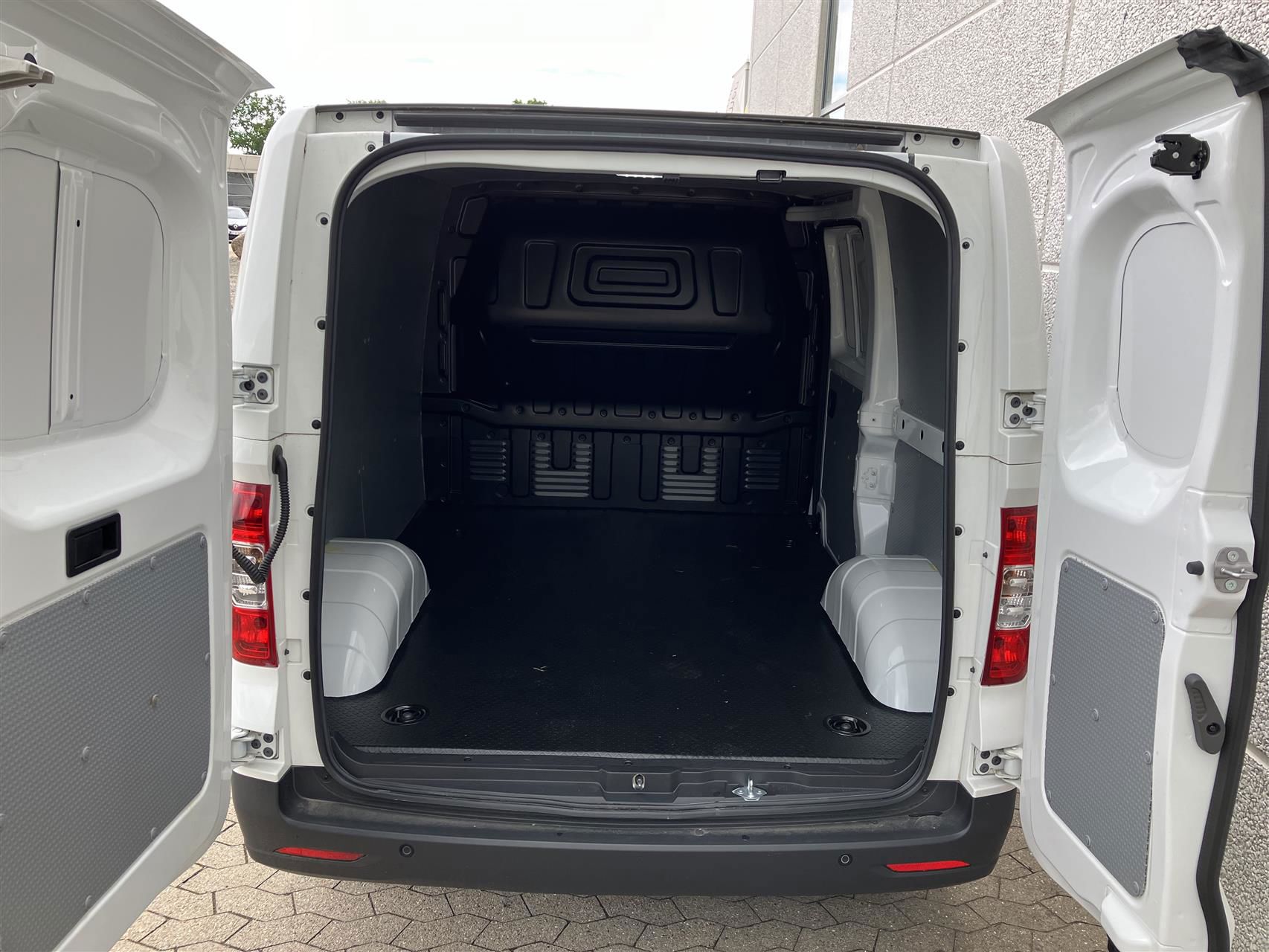 Billede af Maxus e-Deliver 3 SWB 50,2 kWh EL 122HK Van Trinl. Gear