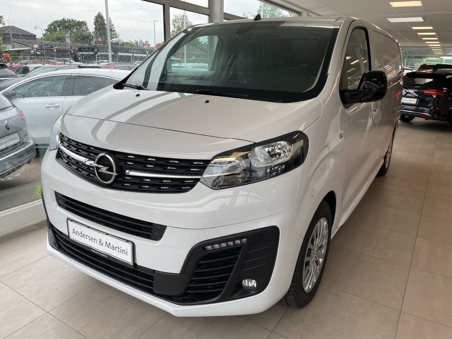 Billede af Opel Vivaro-e L3V1 EL Enjoy 136HK Van Trinl. Gear