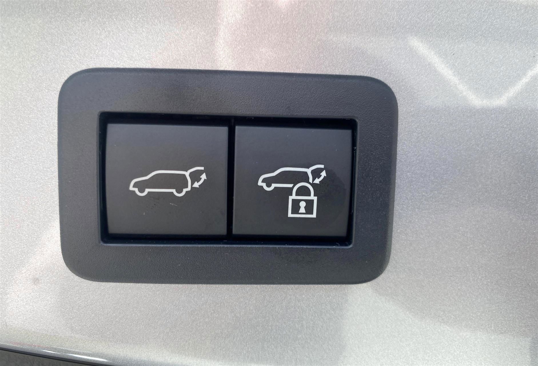 Billede af Toyota C-HR 2,0 Plugin-hybrid Style Smart Bi-tone E-CVT 223HK 5d Trinl. Gear