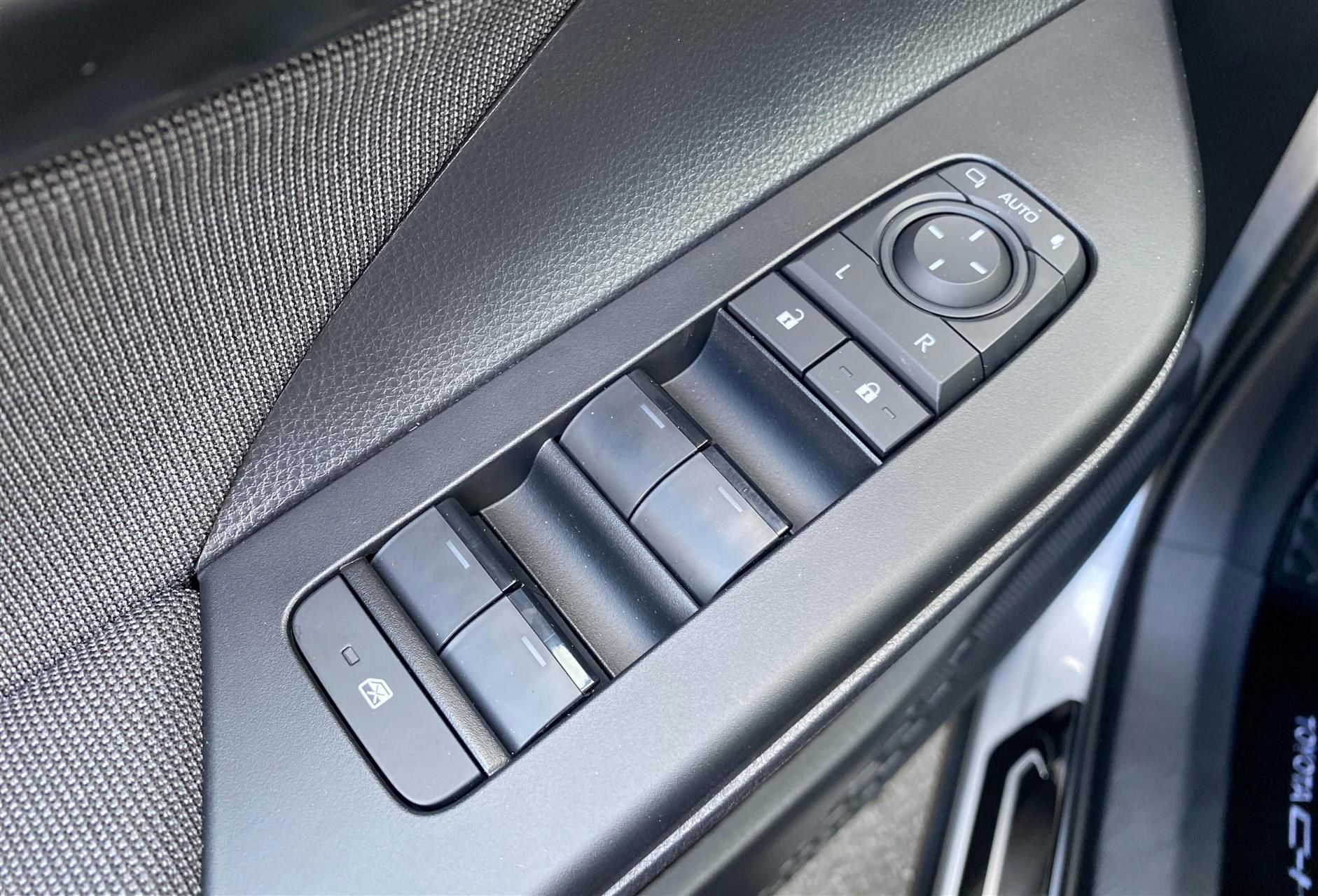 Billede af Toyota C-HR 2,0 Plugin-hybrid Style Smart Bi-tone E-CVT 223HK 5d Trinl. Gear