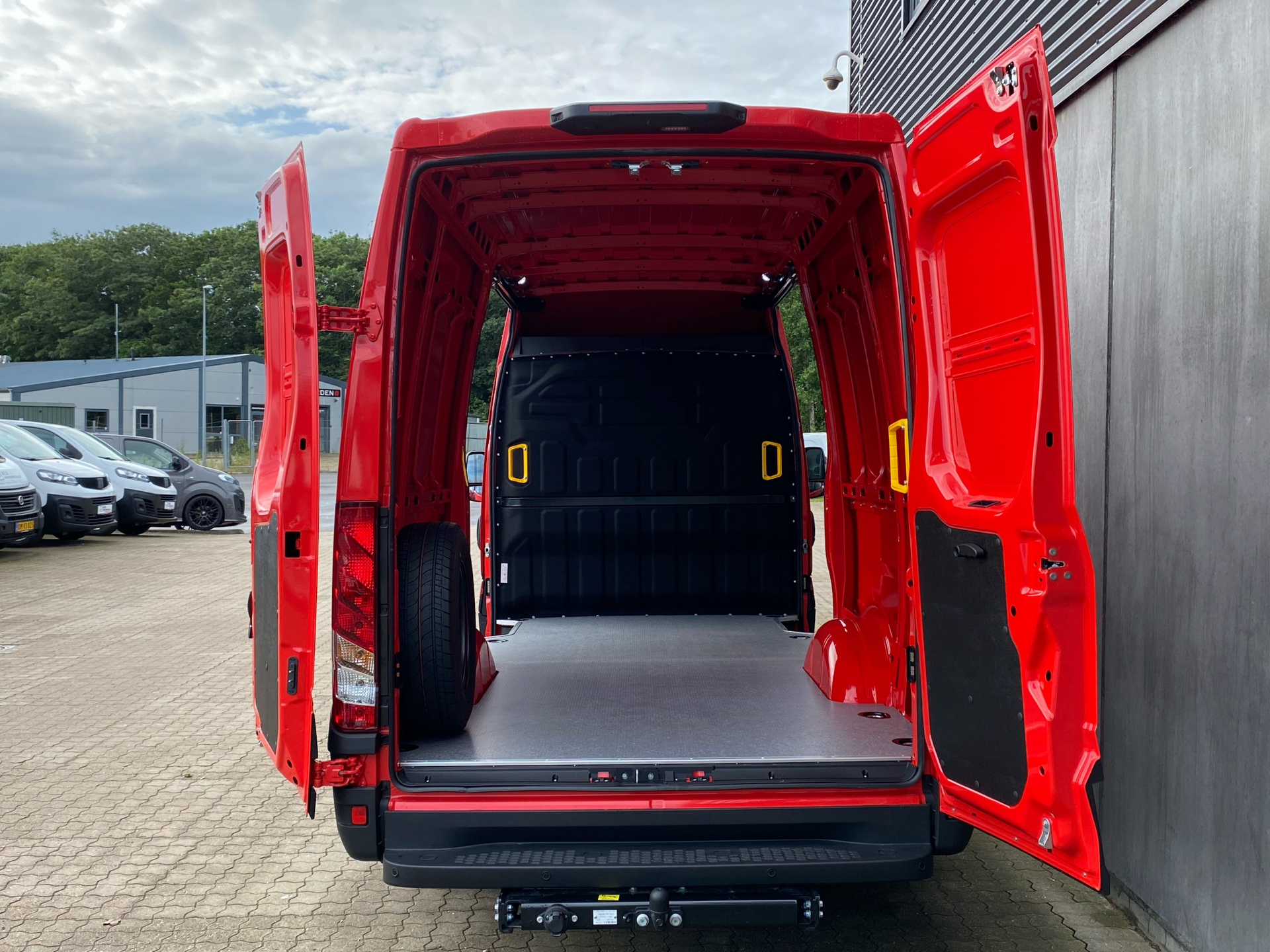 Billede af Iveco Daily 35S18 12m3 3,0 D 180HK Van 8g Aut.