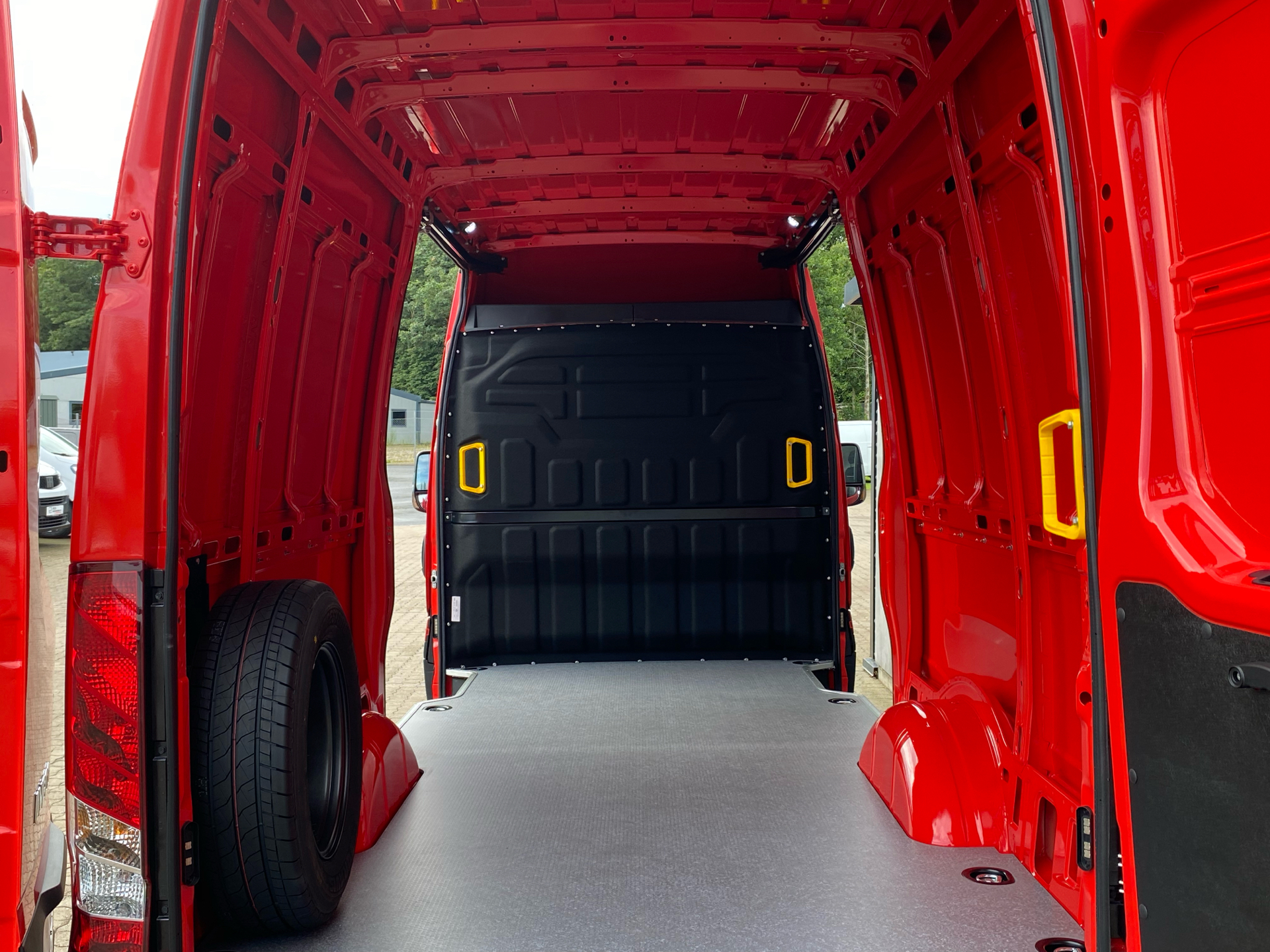 Billede af Iveco Daily 35S18 12m3 3,0 D 180HK Van 8g Aut.