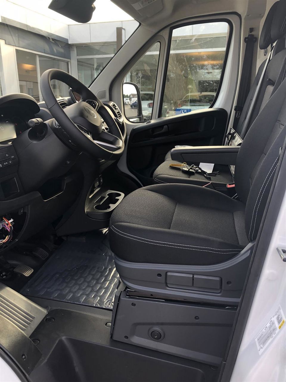 Billede af Citroën Jumper 33 L3H2 2,2 Blue HDi Masterline 140HK Van 6g