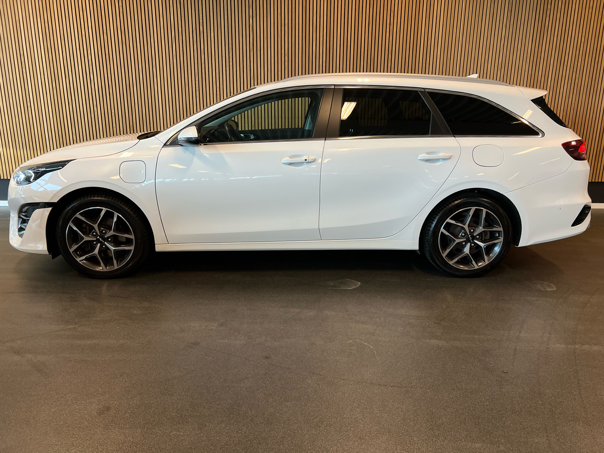 Billede af Kia Ceed SW 1,6 GDI PHEV  Plugin-hybrid Upgrade m/Intro DCT 141HK Stc 6g Aut.