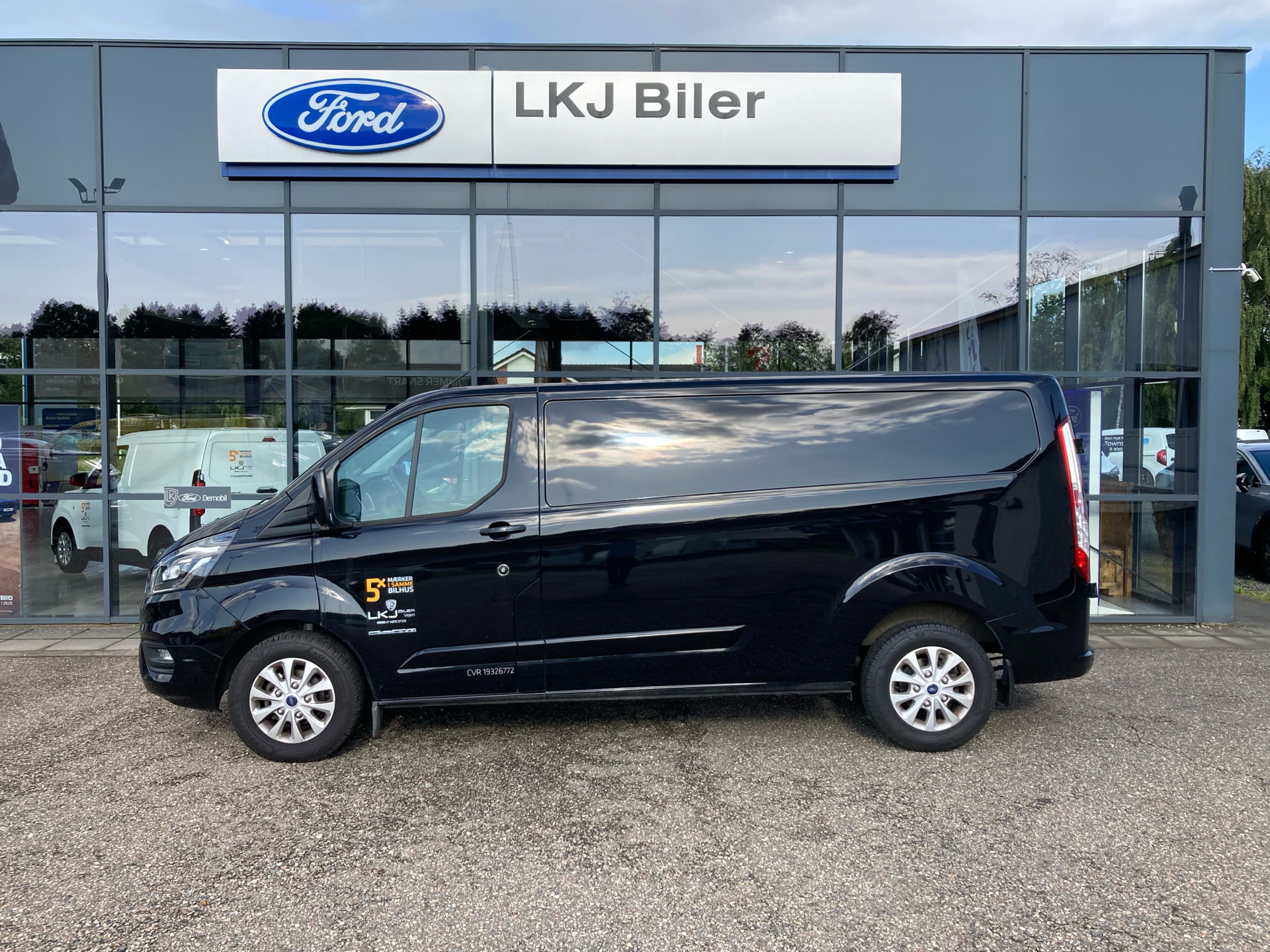 Billede af Ford Transit Custom 300 L2H1 2,0 TDCi Limited 170HK Van 6g Aut.