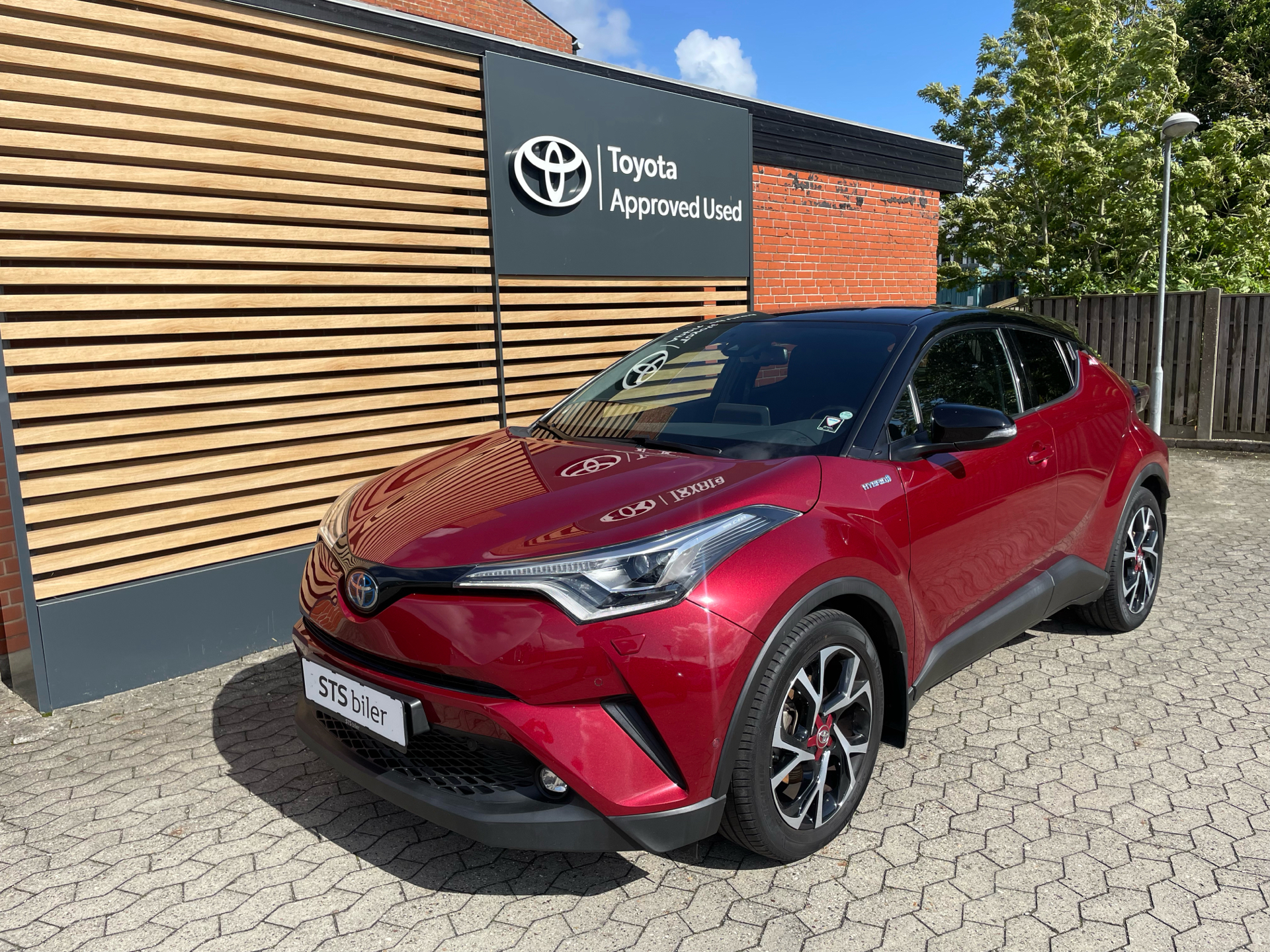 Billede af Toyota C-HR 1,8 Hybrid C-LUB Premium Selected Bi-tone Multidrive S 122HK 5d Aut.