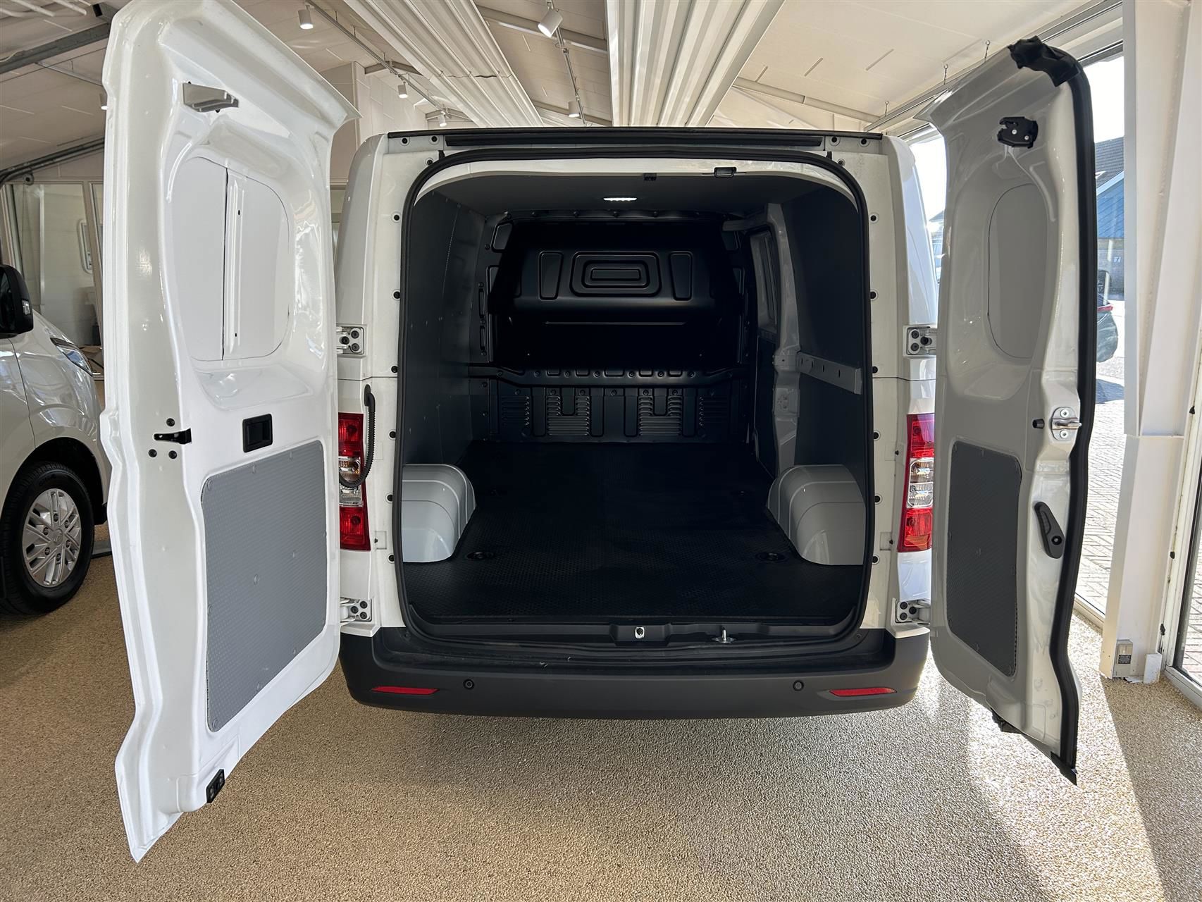 Billede af Maxus e-Deliver 3 LWB EL 122HK Van Aut.