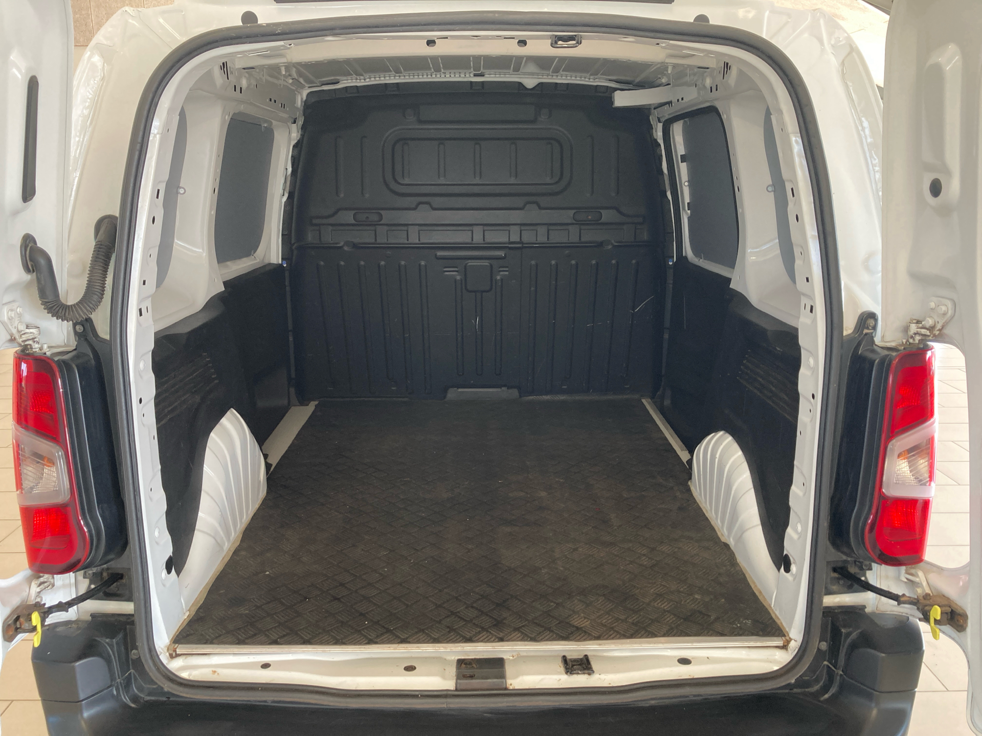 Billede af Opel Combo L1V1 1,5 D Enjoy EAT8 130HK Van 8g Aut.