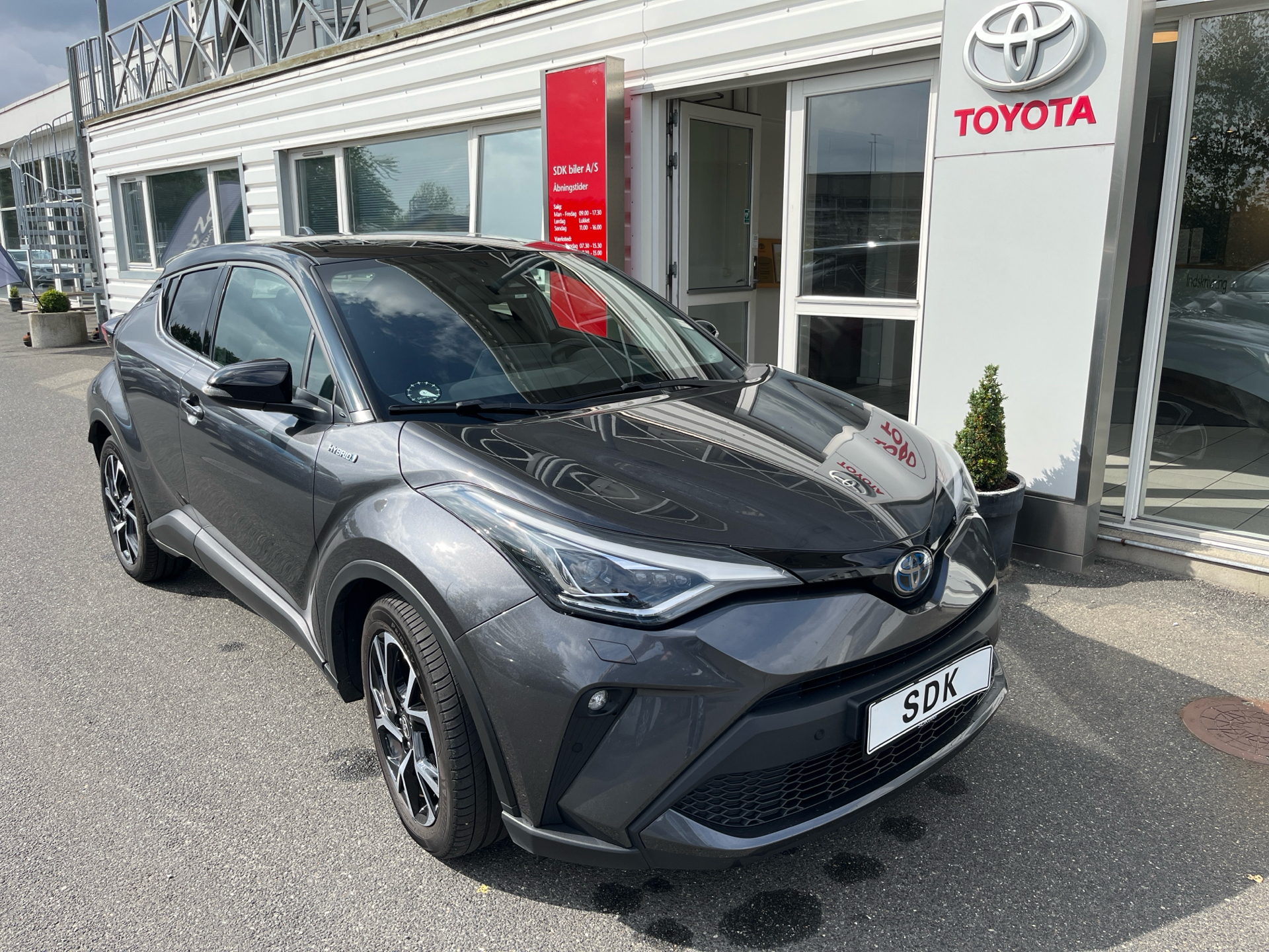 Billede af Toyota C-HR 2,0 Hybrid C-LUB Premium Multidrive S 184HK 5d Aut.