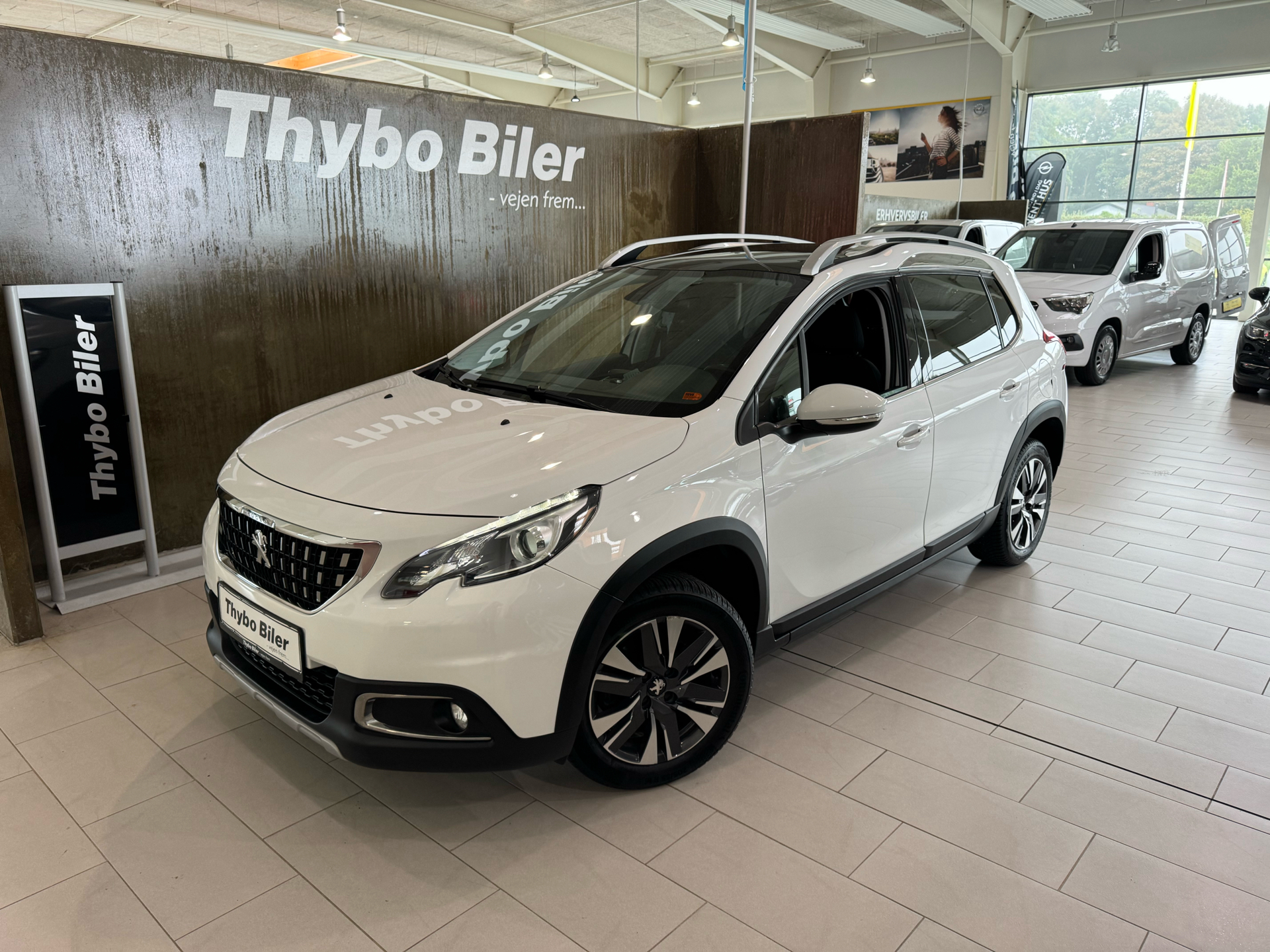 Billede af Peugeot 2008 1,2 e-THP Allure Sky 110HK