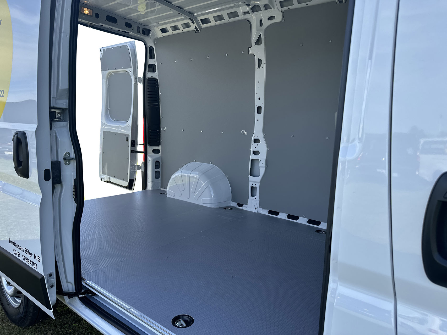 Billede af Citroën Jumper 35 L2H2 2,2 Blue HDi Masterline EAT8 140HK Van 8g Aut.