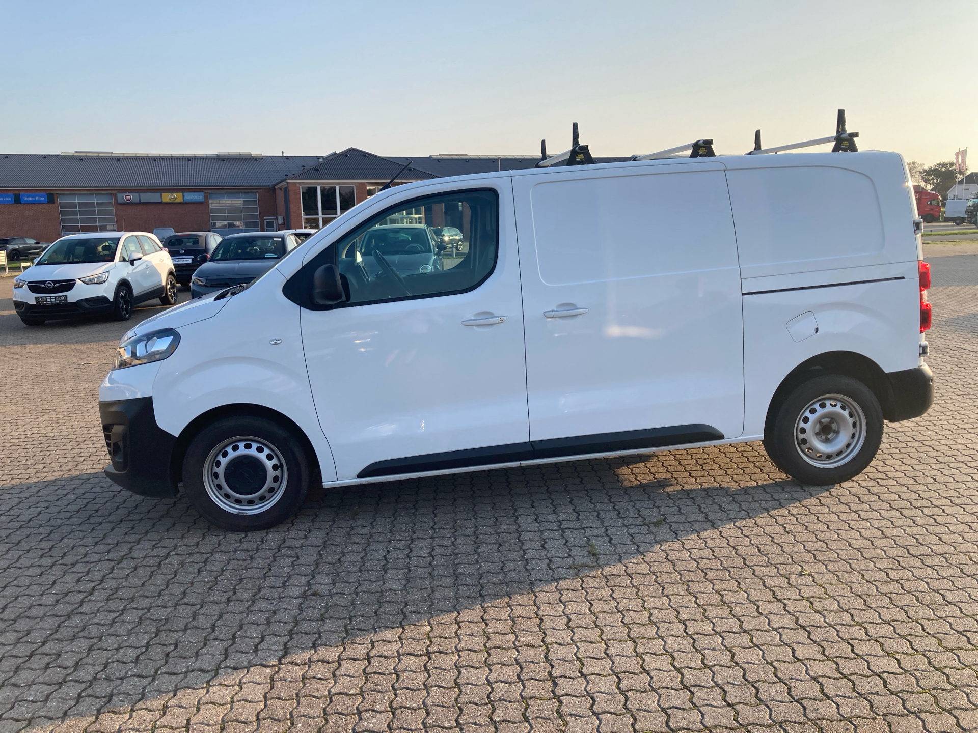 Billede af Opel Vivaro L2V2 2,0 BlueHDi Enjoy AT8 145HK Van 8g Aut.