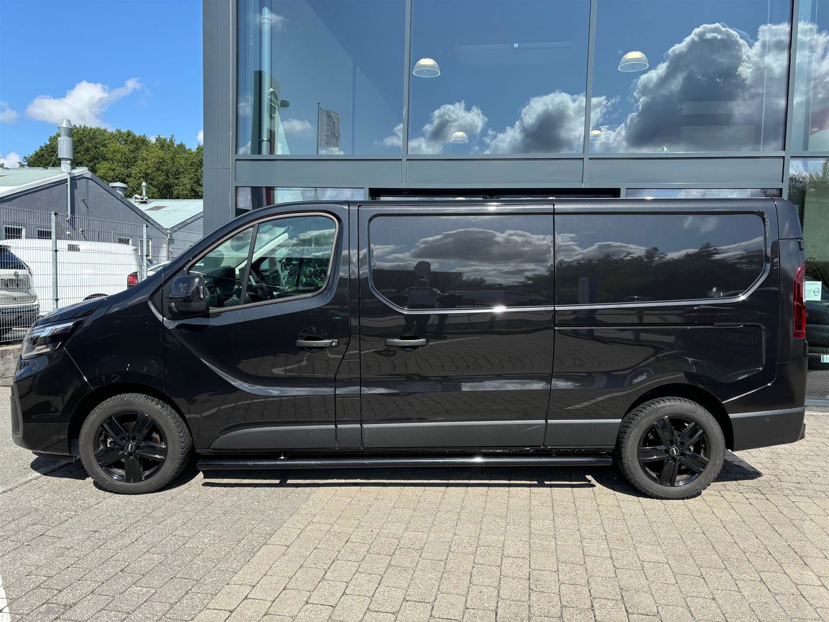 Billede af Nissan Primastar L2H1 2,0 DCi Tekna 150HK Van 6g Aut.