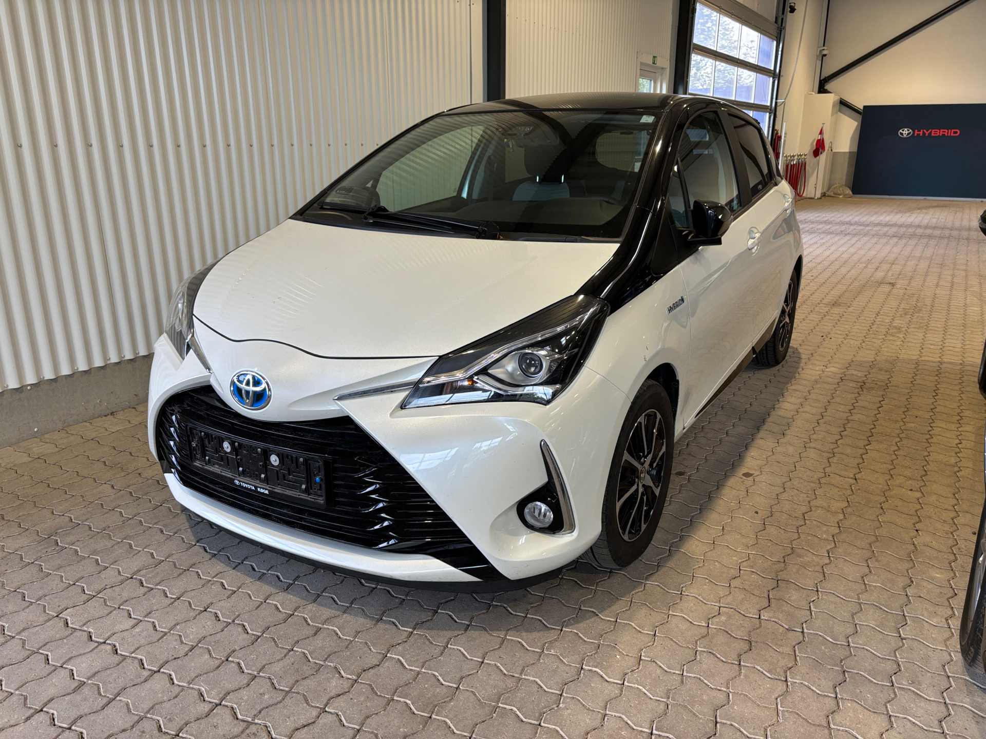 Billede af Toyota Yaris 1,5 Hybrid H3 Premiumpakke E-CVT 100HK 5d Trinl. Gear