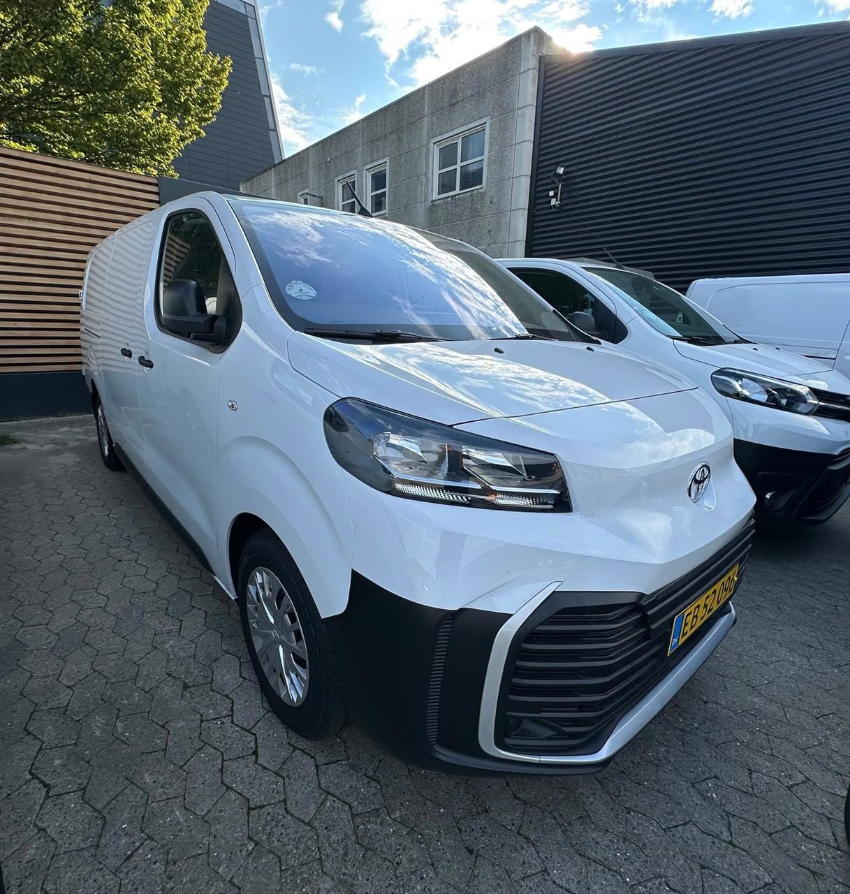 Billede af Toyota Proace Electric Long EL Comfort Master m/ 2 Skydedøre 136HK Van Aut.