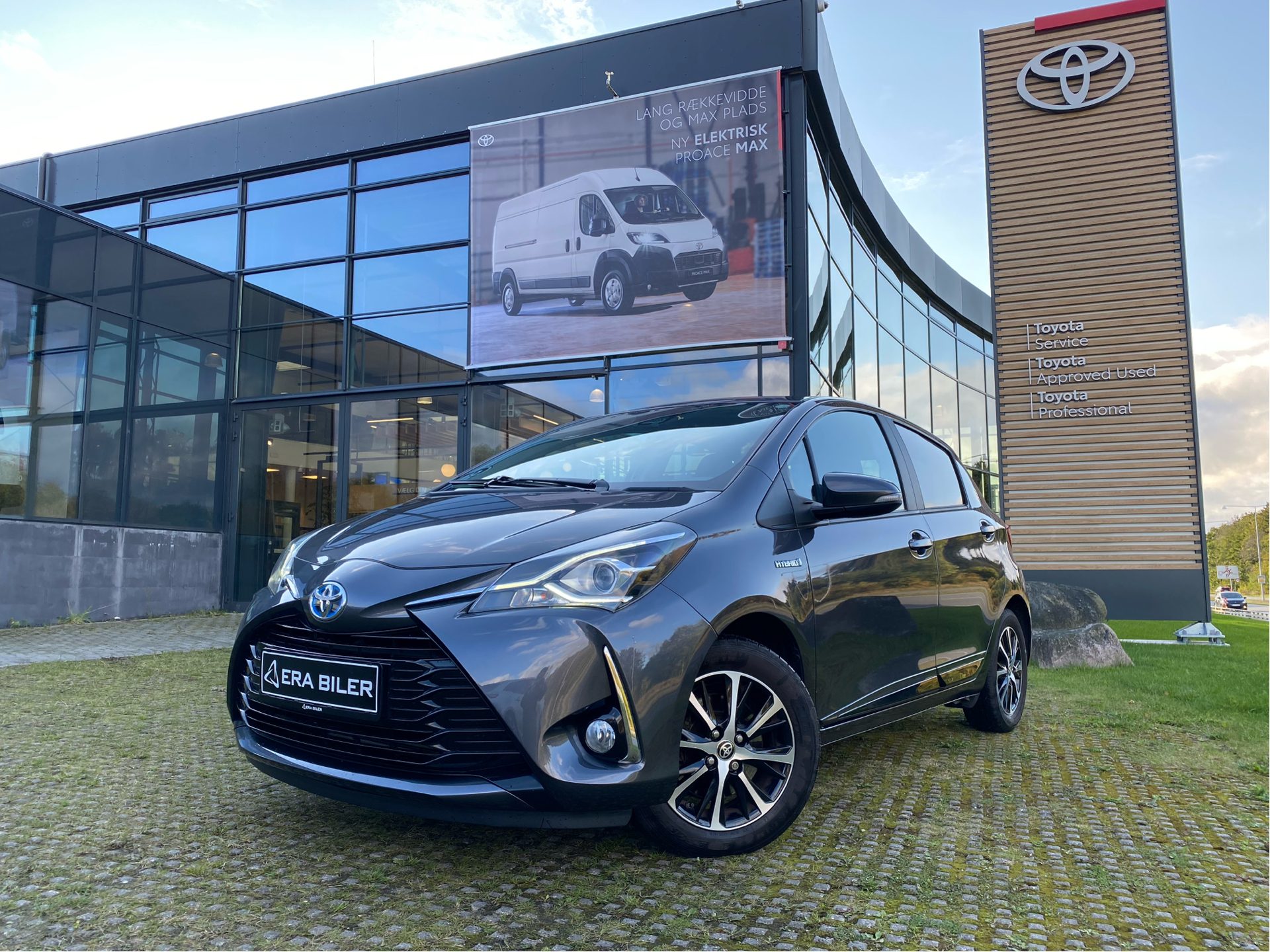 Billede af Toyota Yaris 1,5 Hybrid H2 Limited E-CVT 100HK 5d Trinl. Gear