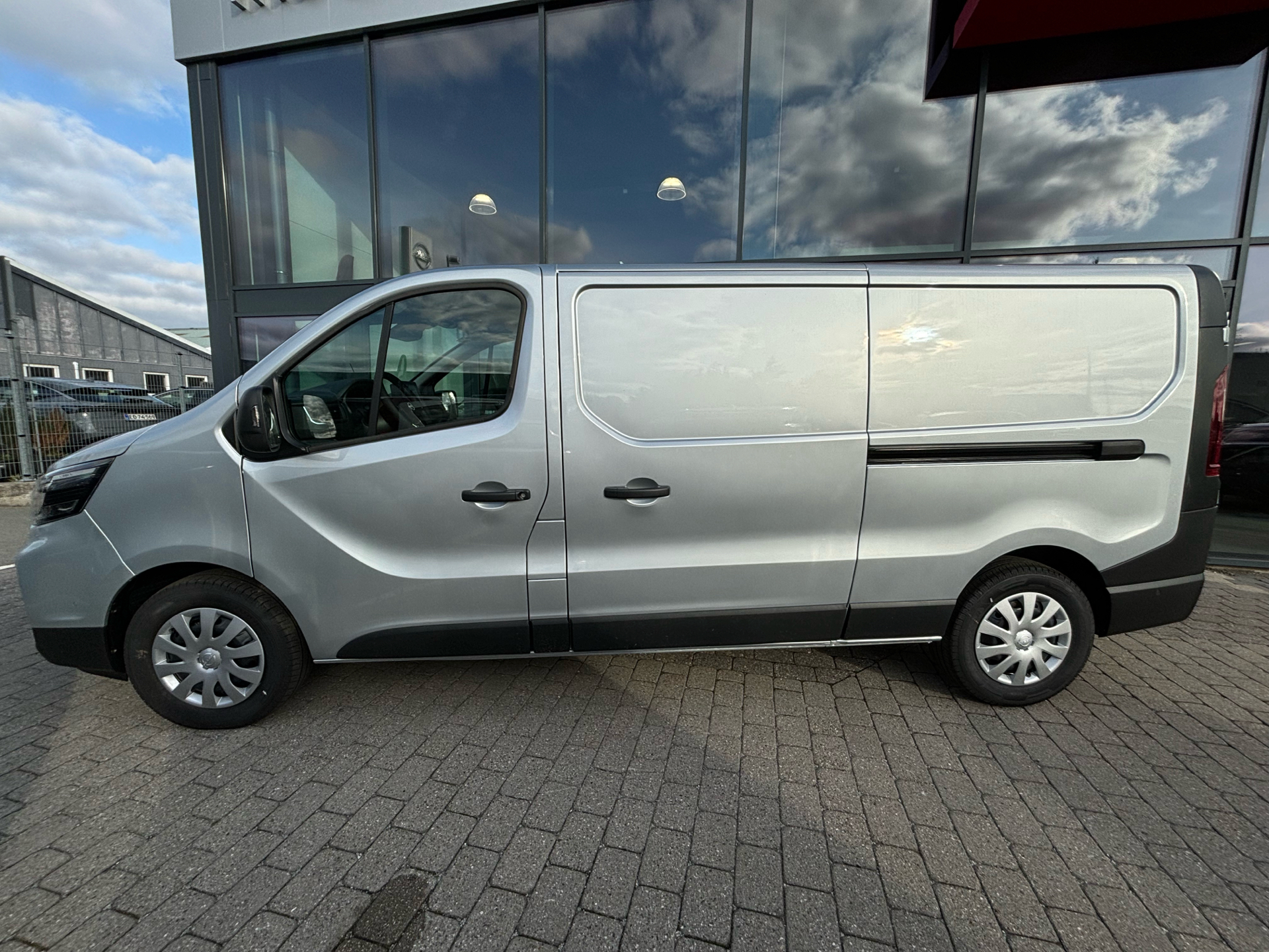 Billede af Nissan Primastar L2H1 2,0 DCi N-Connecta 150HK Van 6g Aut.