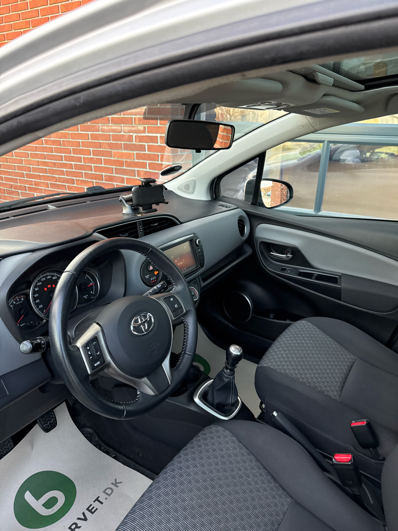 Billede af Toyota Yaris 1,3 VVT-I T2 Skyview 100HK 5d 6g