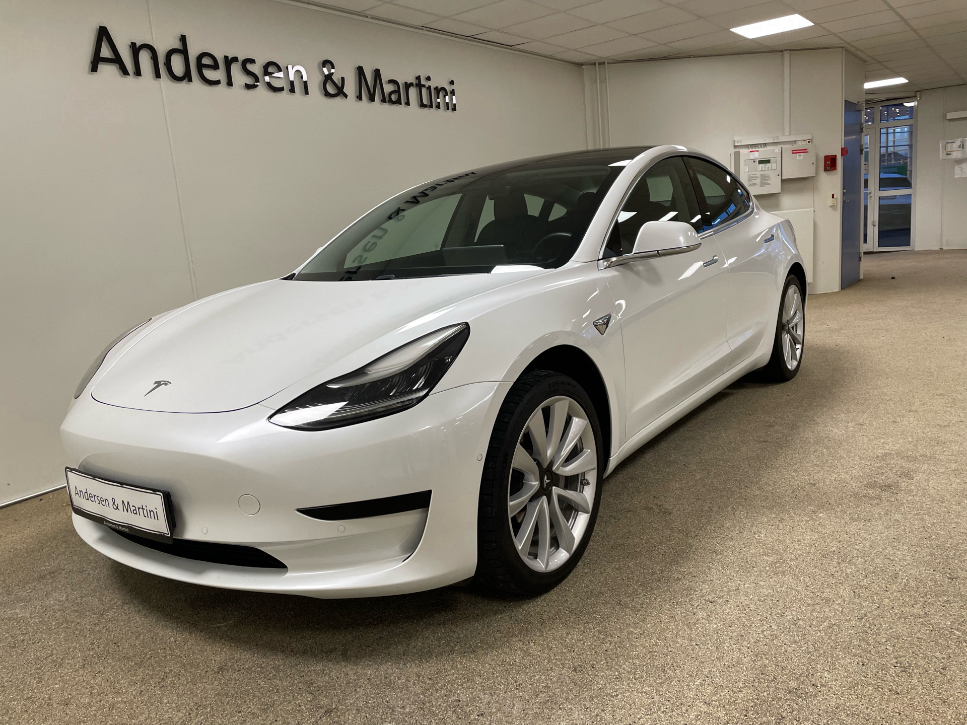 Billede af Tesla Model 3 EL Standard Range Plus Anhængertræk + Enhanced Autopilot + 19'' 306HK Aut. 