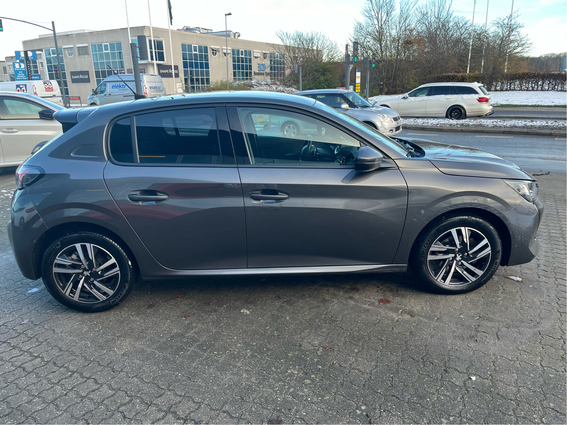 Billede af Peugeot 208 1,2 PureTech Allure Sky EAT8 100HK 5d 8g Aut.